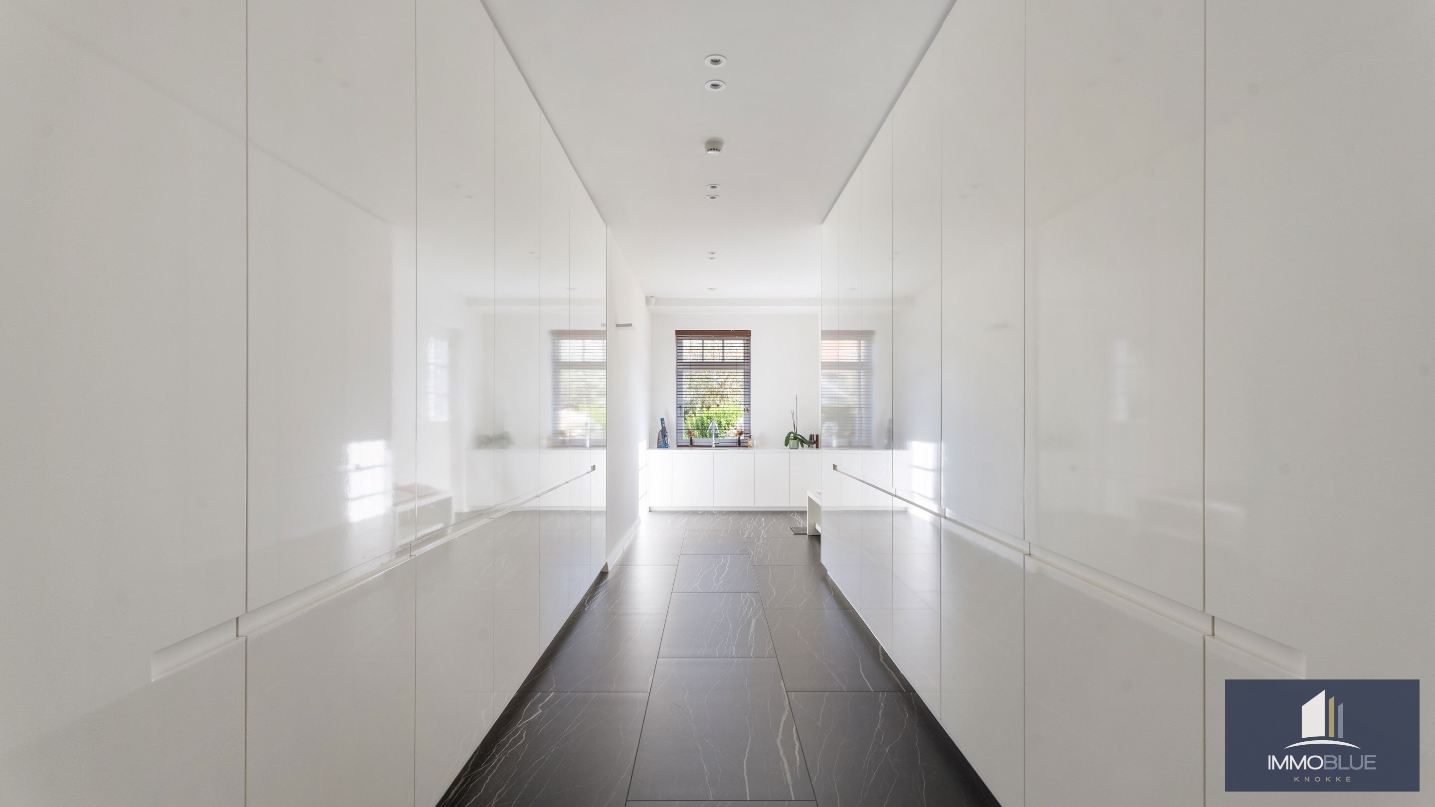 Exclusieve villa gelegen in een rustige, residenti&#235;le wijk . 