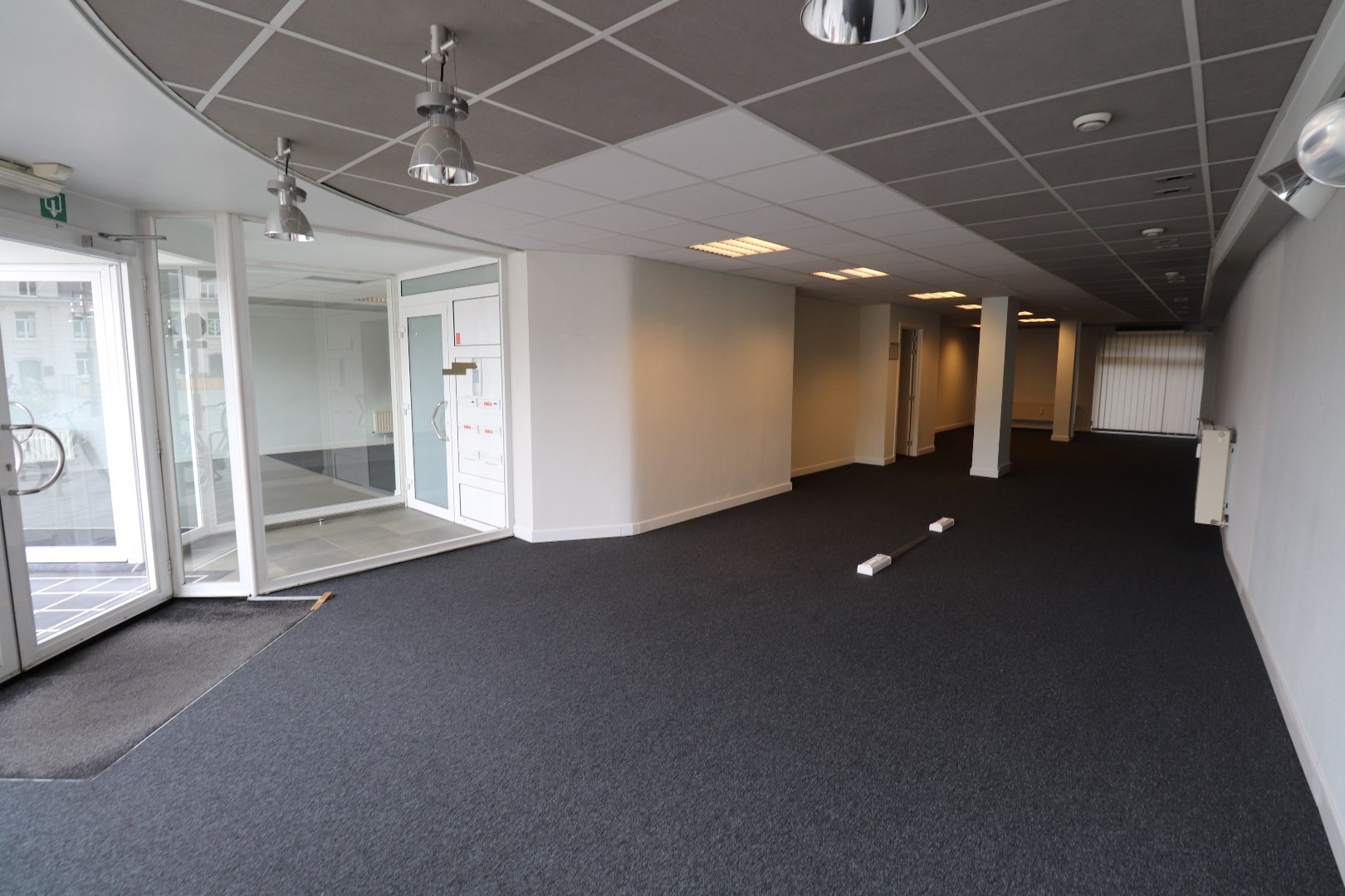 Ruim handelspand (+/- 400m&#178;) te huur gelegen op TOPLOCATIE in Geel! 