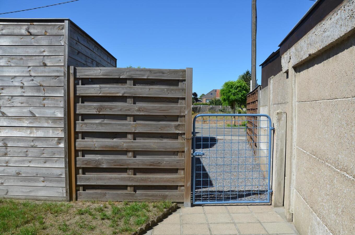 Grondig te renoveren woning in het centrum van Maldegem met uitweg langs achter 