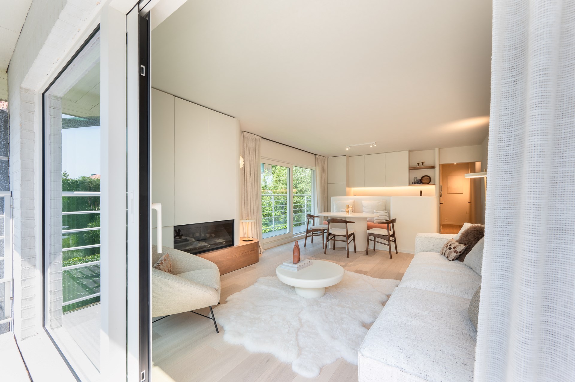 Magnifique appartement d&#39;angle r&#233;nov&#233; situ&#233; au premier &#233;tage dans le Cottagepad &#224; Knokke-Het Zoute. 