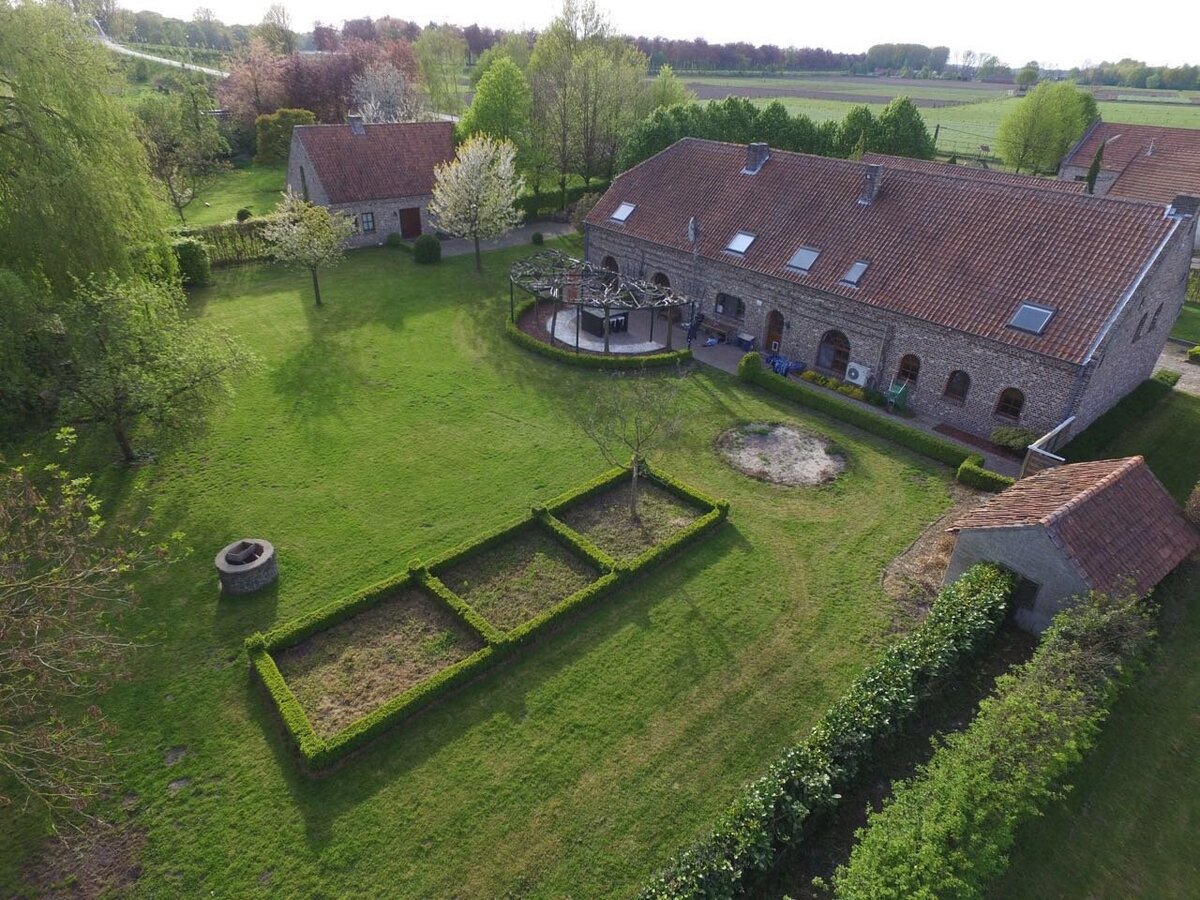 Rustig gelegen hoeve met conci&#235;rgewoning en stallen te Bree op ca. 8300m&#178; 