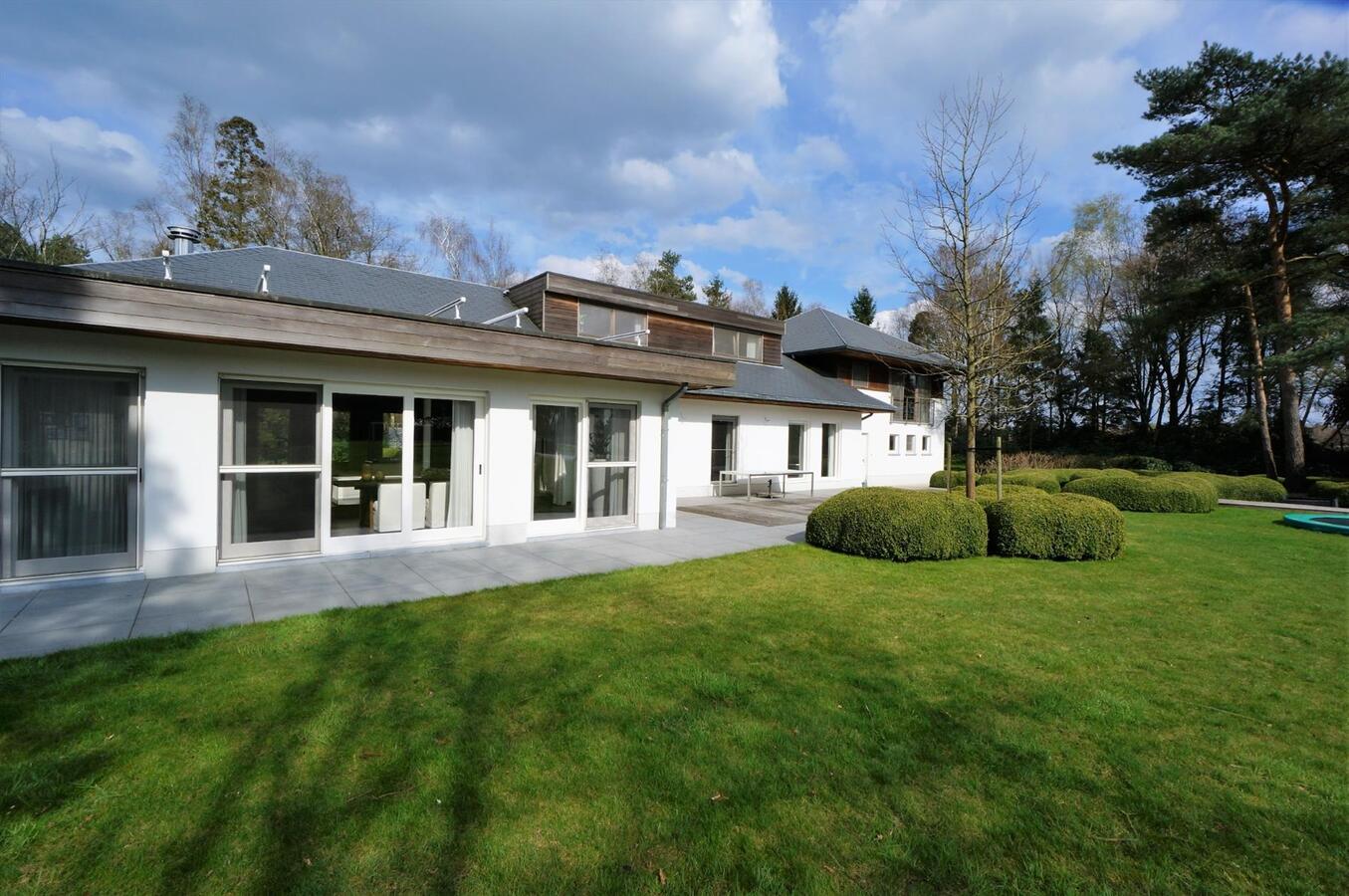 Prachtige moderne villa op ca. 2,8 ha met zwembad en poolhouse te Rijkevorsel 