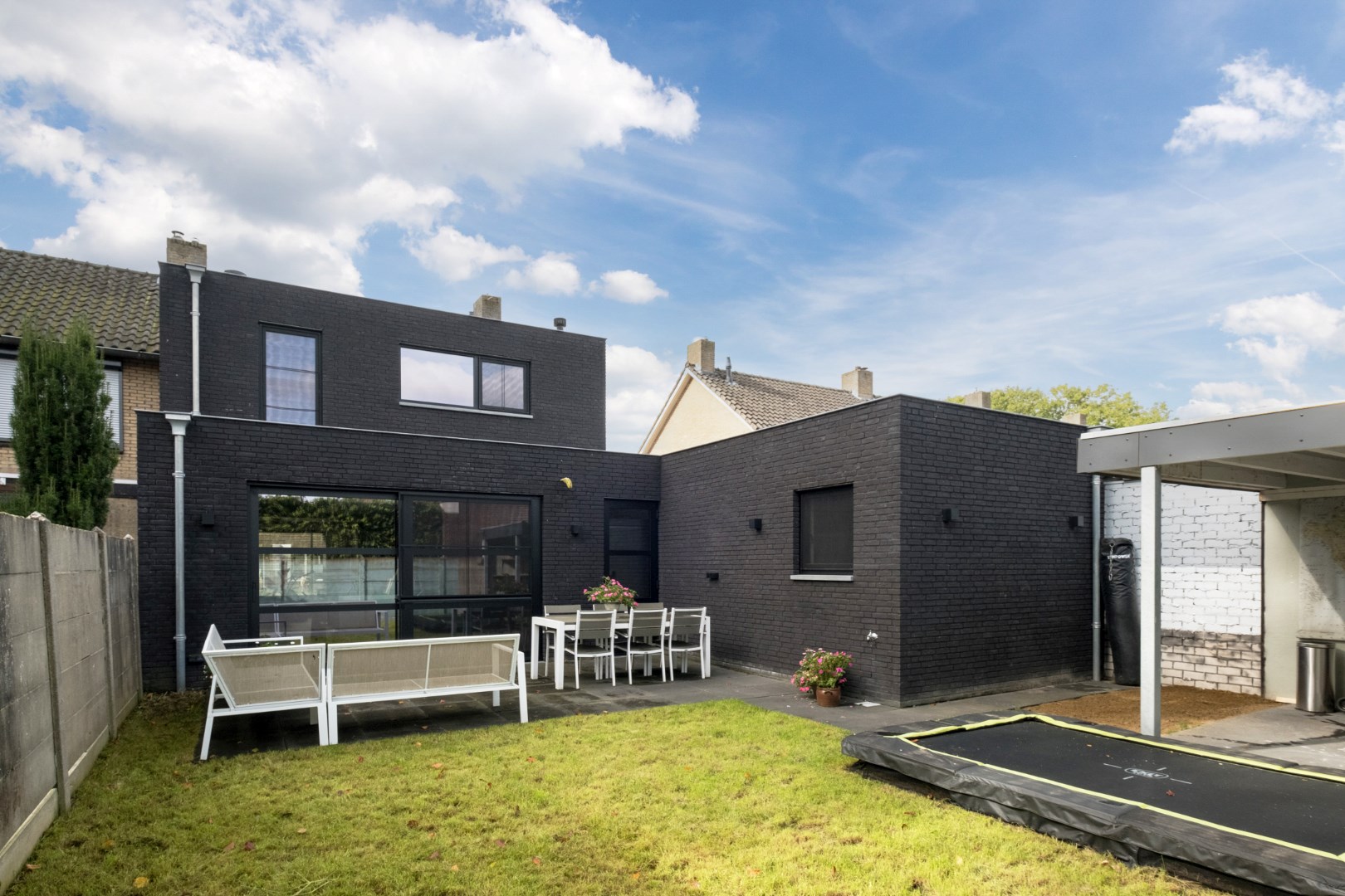 Beneden en boven uitgebouwde en modern afgewerkte tweekapper met berging en tuin gelegen aan een doodlopende straat nabij scholen en het centrum. Energielabel C. 