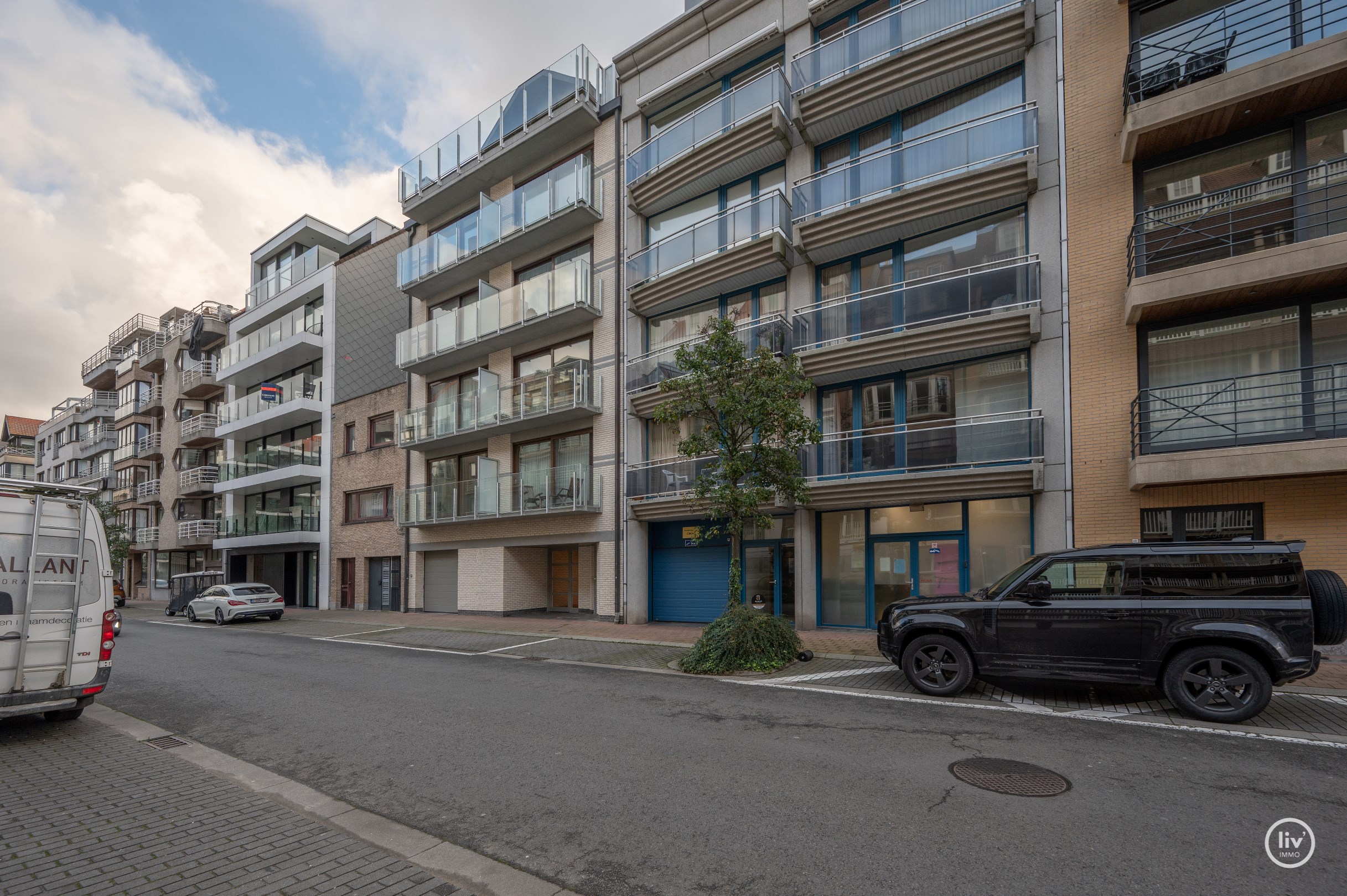 Appartement sous les toits spacieux et ensoleill&#233; (227 m2) avec environ 33m&#178; de terrasses situ&#233; au centre de Knokke, &#224; distance de marche de la digue et de la place Rubens. 