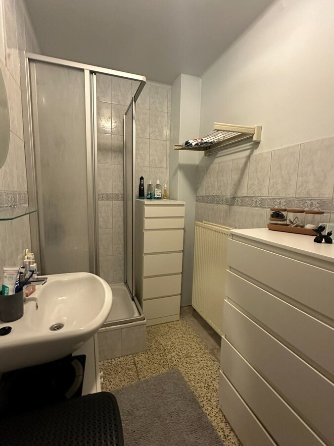 Interessante investeringsopportuniteit in hartje Malle: handelspand + 2 appartementen 