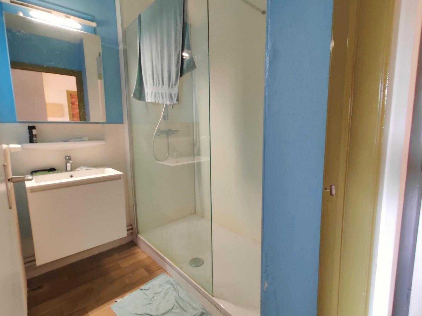 Centraal gelegen twee slaapkamer appartement met garage 