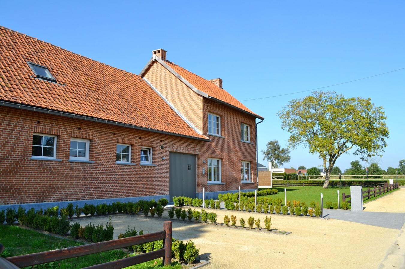 Gerenoveerde hoeve met stallen op ca. 2663m2 te Morkhoven  met huur /aankoop extra weide 