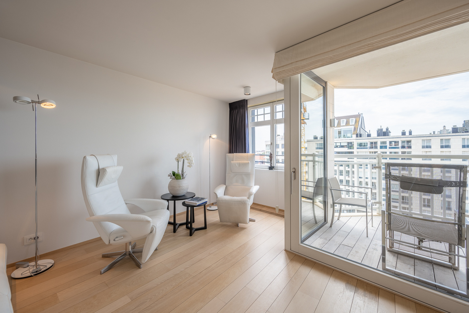 Instapklaar appartement (gevelbreedte van 8,6m!) met 3 slaapkamers op het exclusieve Albertplein te Albertplein Knokke-Zoute. 