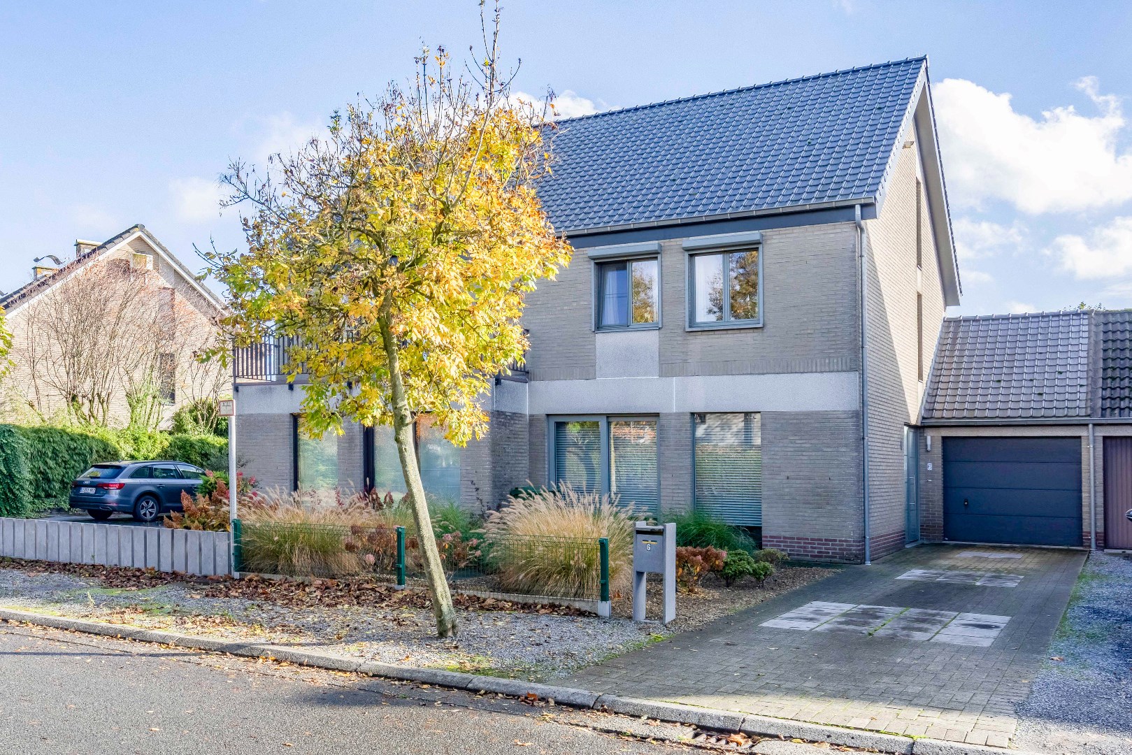 Verzorgde en instapklare halfopen bebouwing met zuidertuin en garage. 