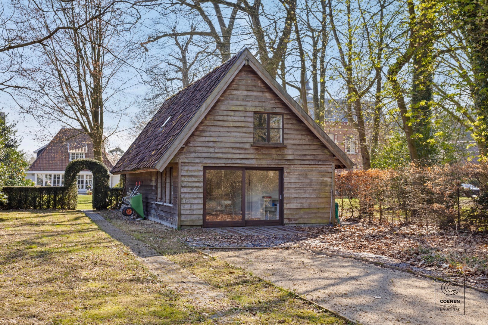 Prachtige woning op een perceel van ca. 2350m&#178; en een centrale locatie te Zandhoven! 