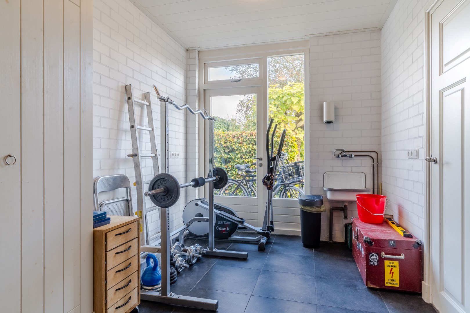 Smaakvol gemoderniseerde en uitgebouwde tweekapper met inpandige garage en diepe tuin. Energielabel C. 