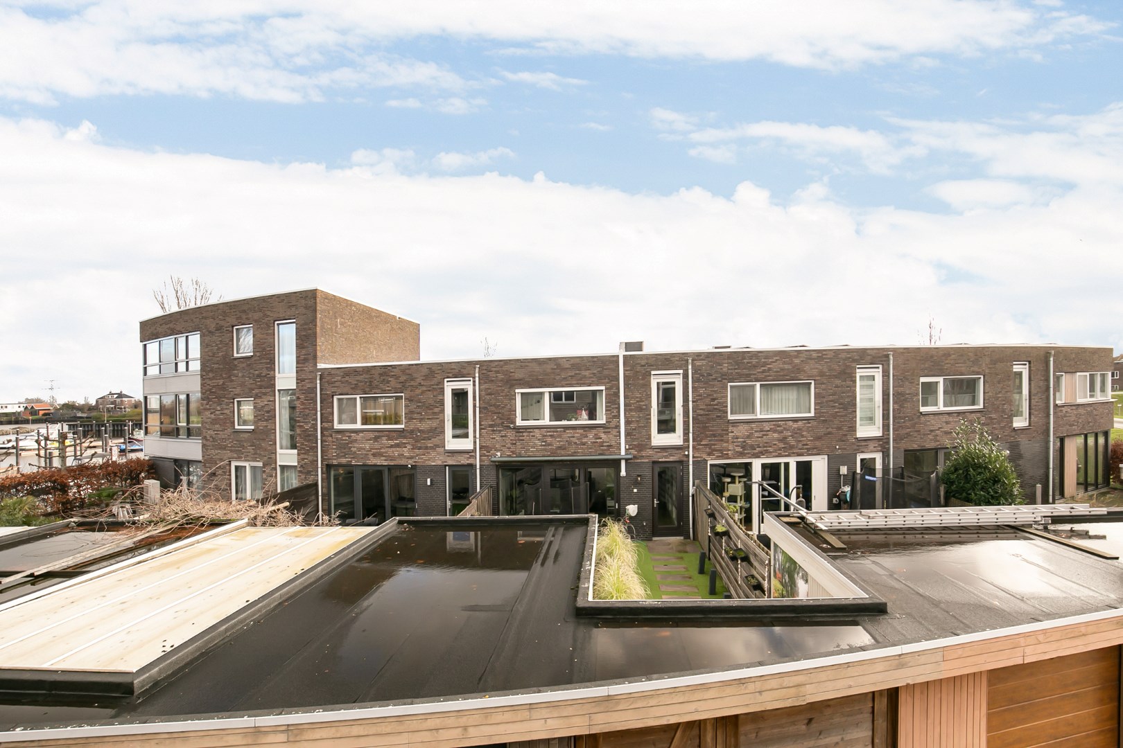 Centraal gelegen ruime 4 kamer tussenwoning met garage, 180 m&#178; eigen grond, gelegen nabij de Hollandsche IJssel en de jachthaven! 
