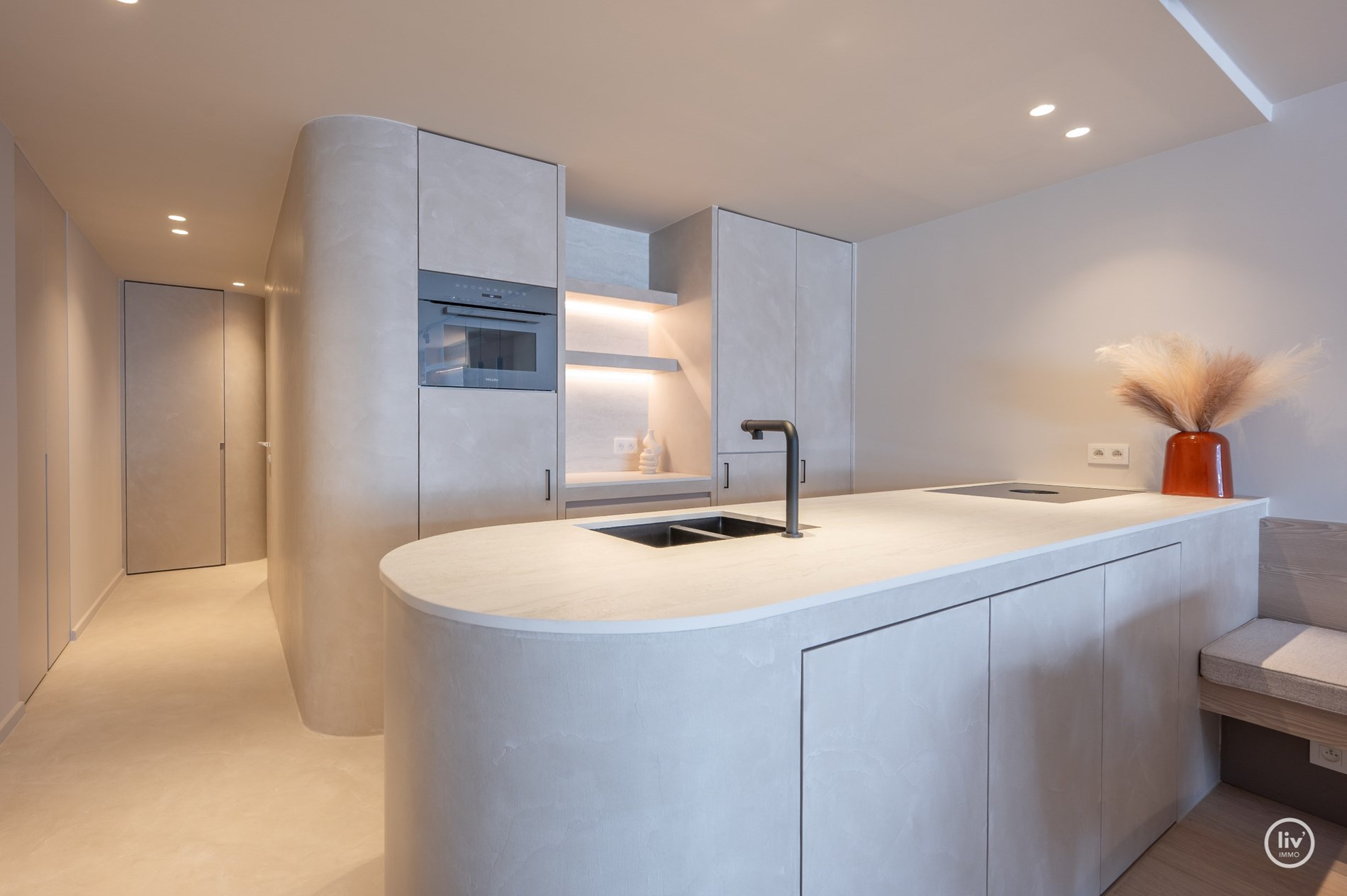 Smaakvol gerenoveerd 3-slaapkamer appartement gelegen op de Kustlaan, vlakbij het Lichttorenplein en het Driehoeksplein te Knokke. 