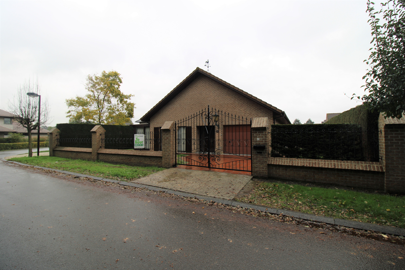 Rustig gelegen alleenstaande woning met 3 slaapkamers en garage te Eernegem 