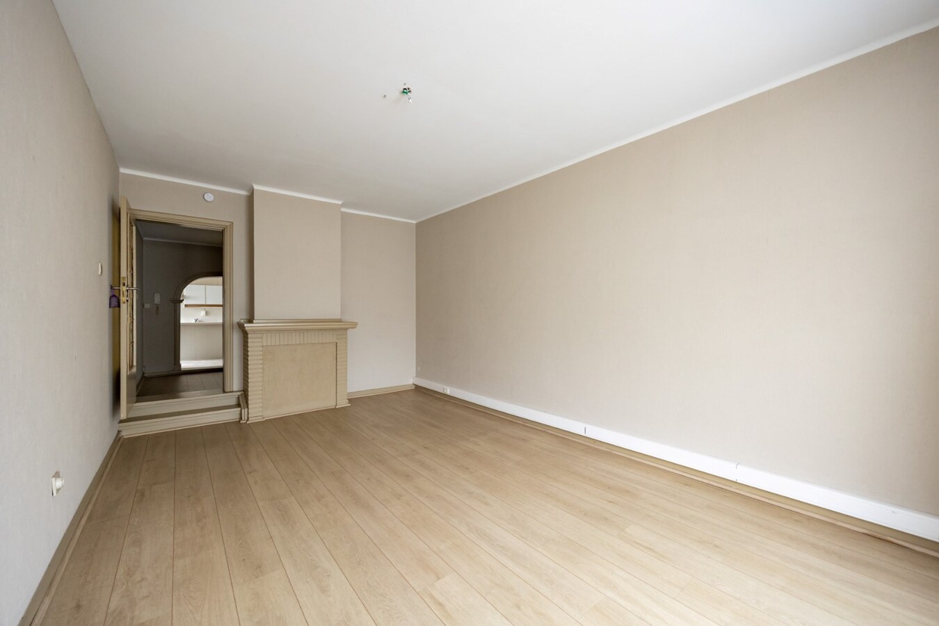 Interessante investeringsopportuniteit in hartje Malle: handelspand + 2 appartementen 