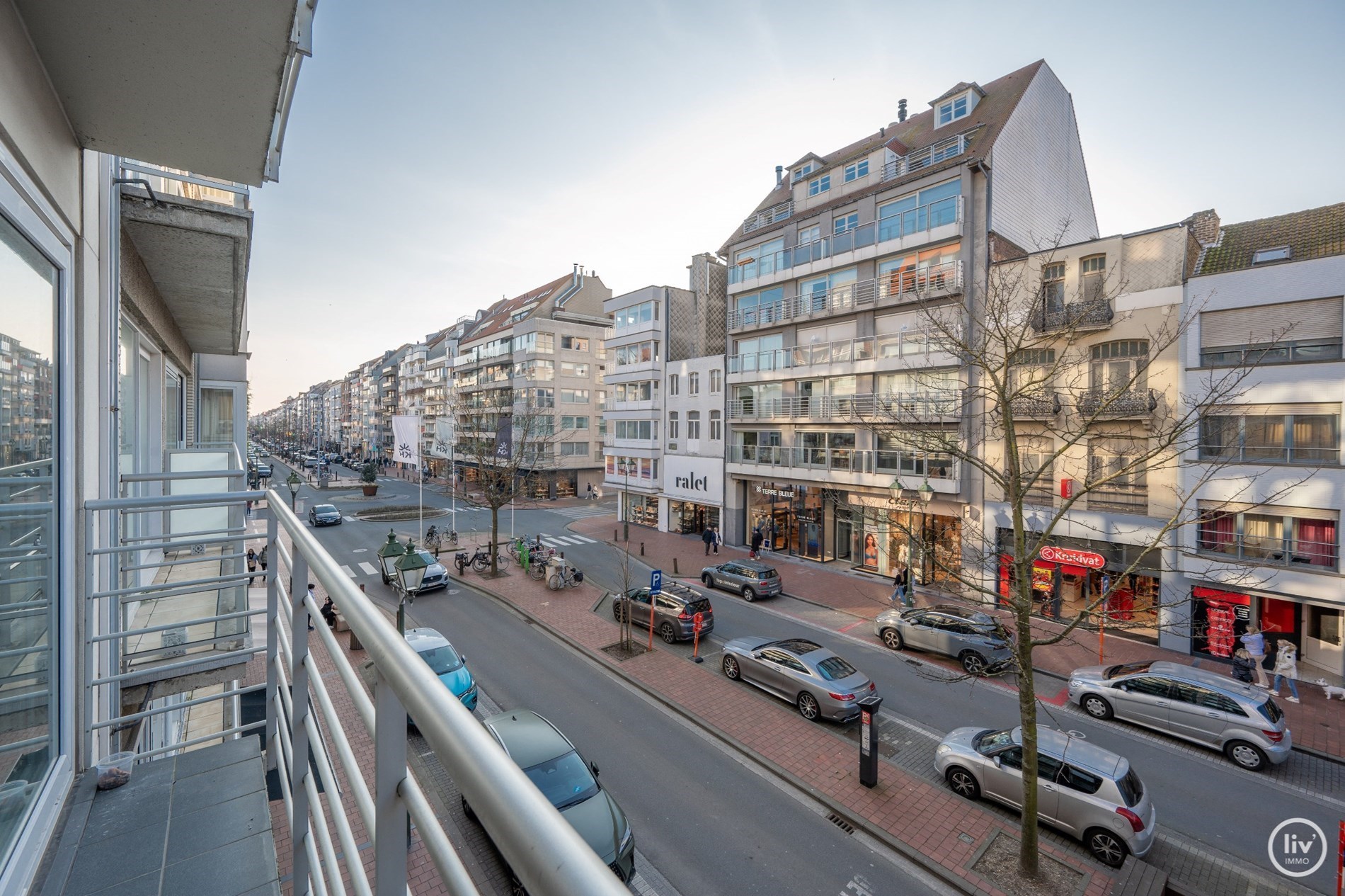 Bel appartement r&#233;nov&#233;, du c&#244;t&#233; ensoleill&#233; de l&#39;avenue Lippens, &#224; proximit&#233; de la plage. 