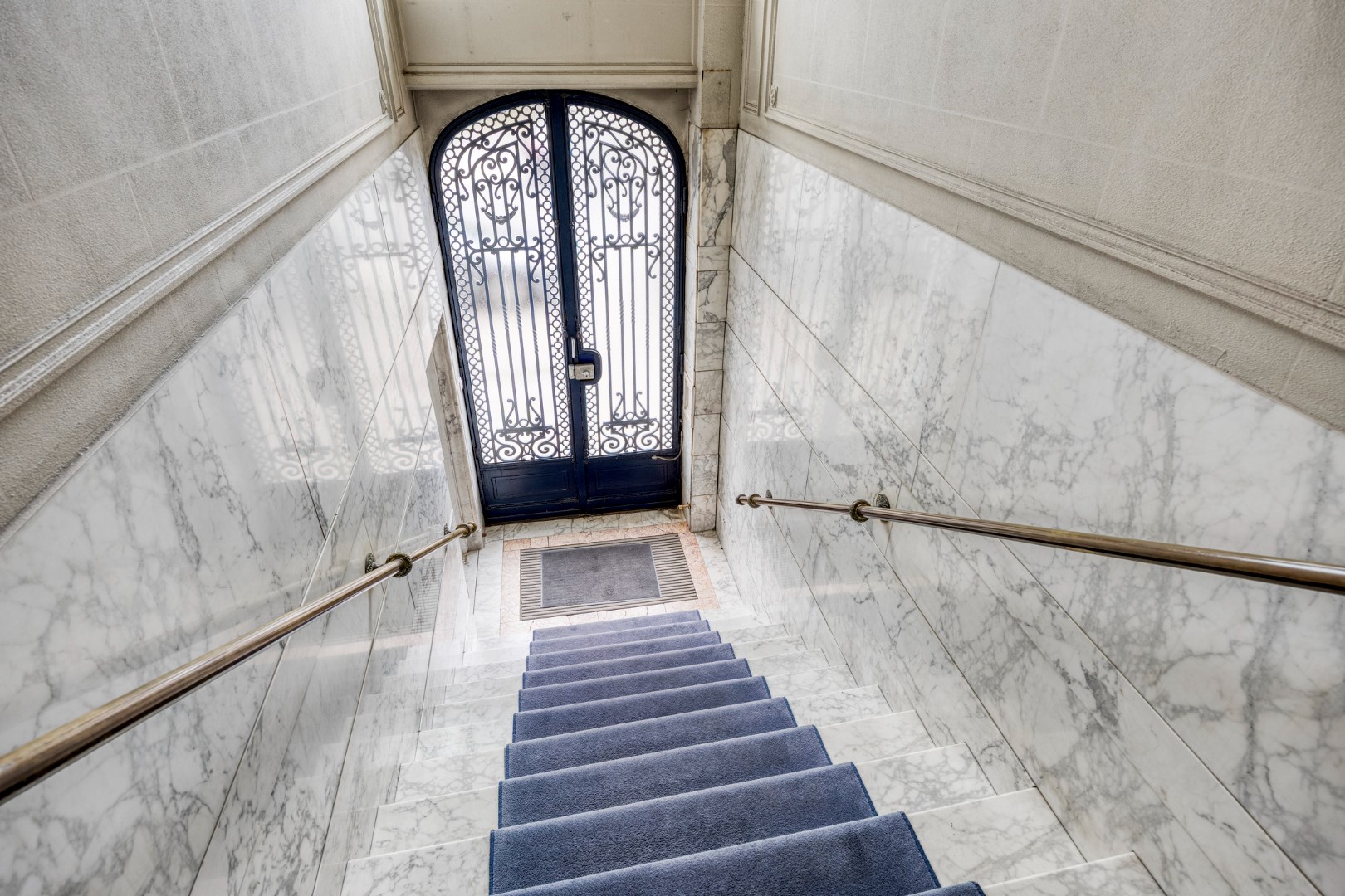 Prachtig herenhuis op de Tiensevest met mogelijkheid tot praktijkruimte - bewoonbare opp. 555 m&#178; 