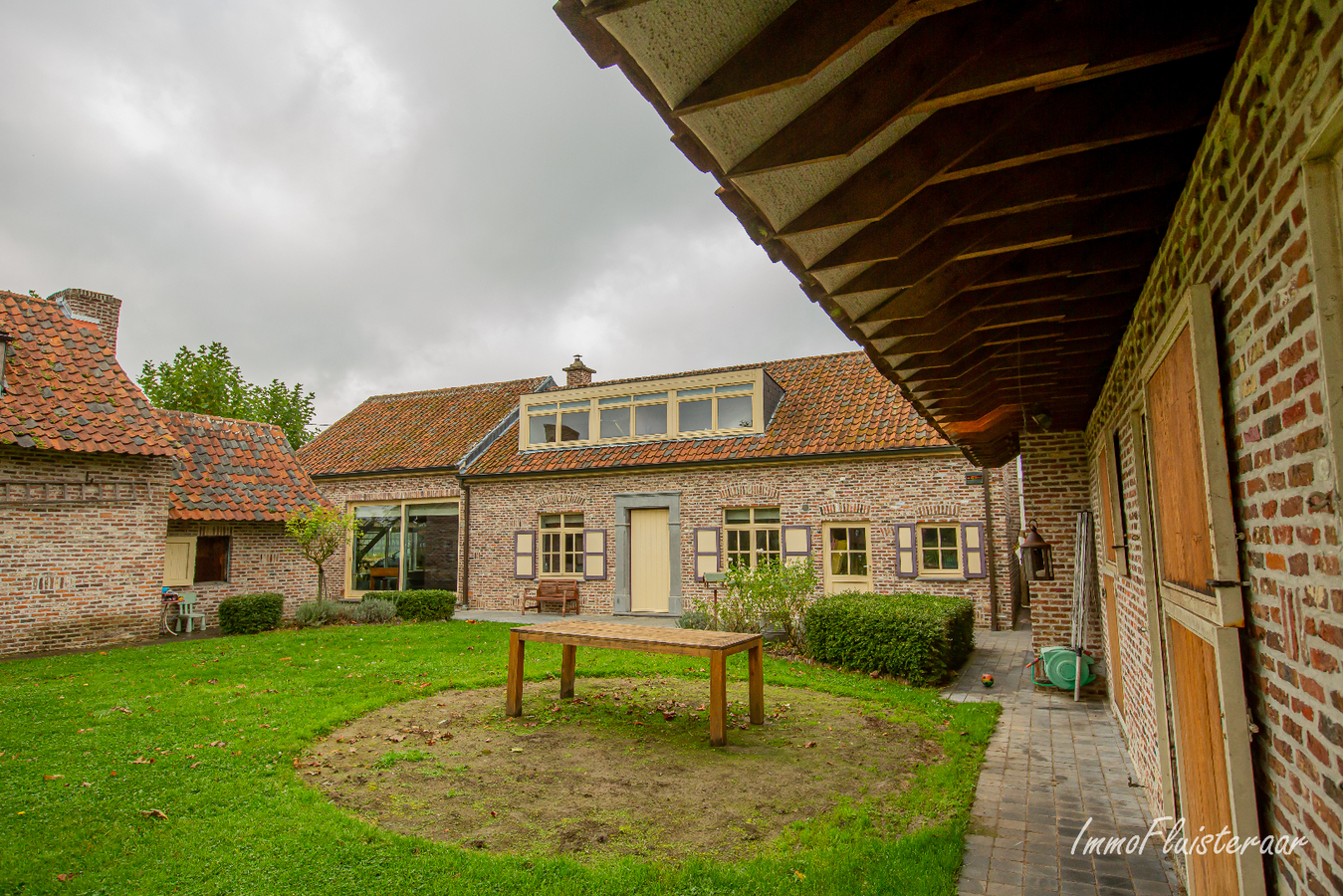 Betoverende, gezellige hoeve met stallen op 7.830 m&#178; te Wieze 