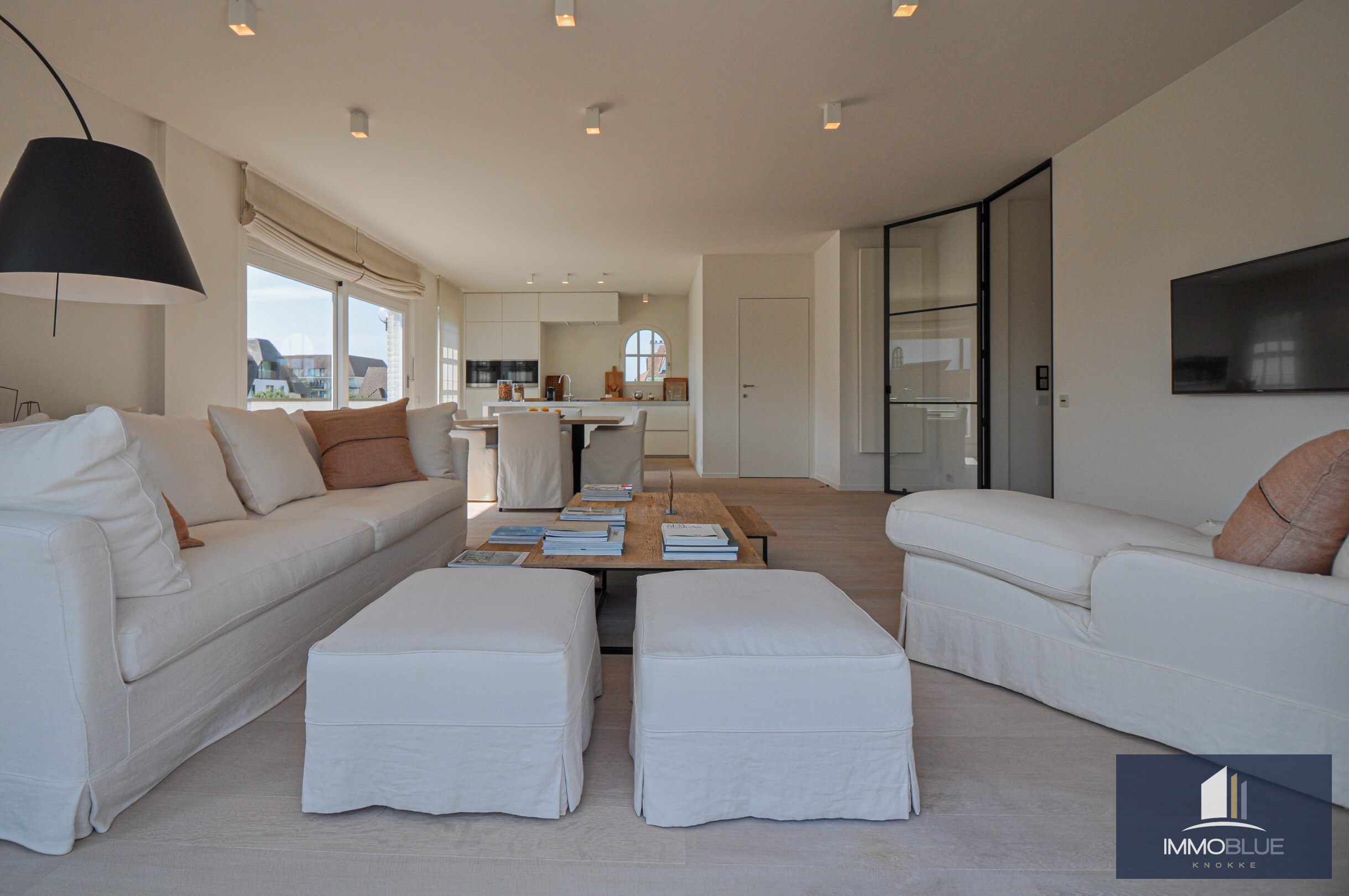 Subliem hoekappartement met ruime terrassen gelegen in het prestigieuze domein Tennis Garden. 