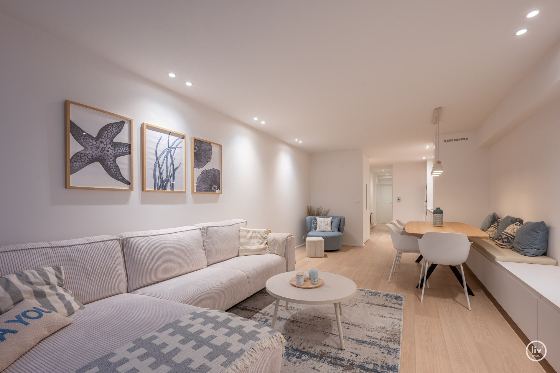 Prachtig gerenoveerd appartement, ideaal gelegen tussen het Driehoeksplein  en de zeedijk te Knokke. 