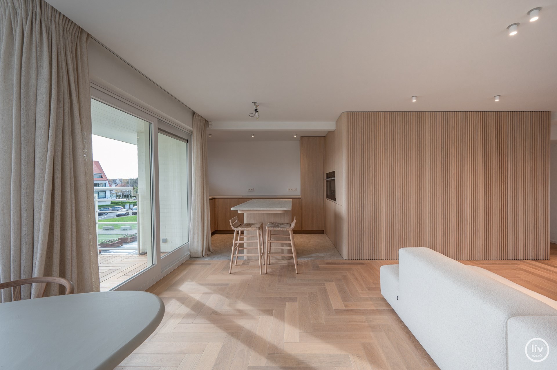 Gerenoveerd HOEKappartement in een luxueuze villaresidentie met open zicht op la reserve en het casino te Knokke. 