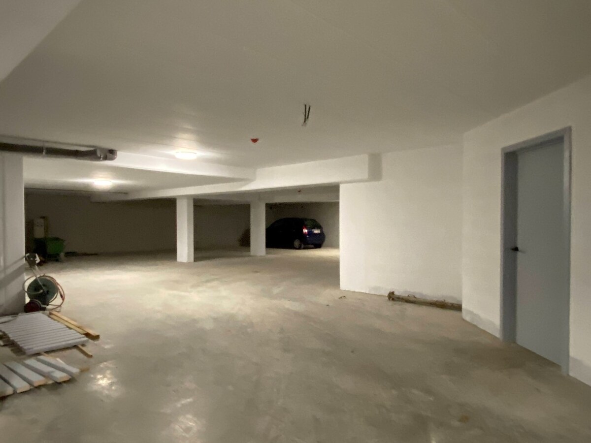 Luxueus nieuwbouw villa-appartement  van 168 m&#178; met 3 slaapkamers + ondergrondse garage en kelder in kleine residentie 