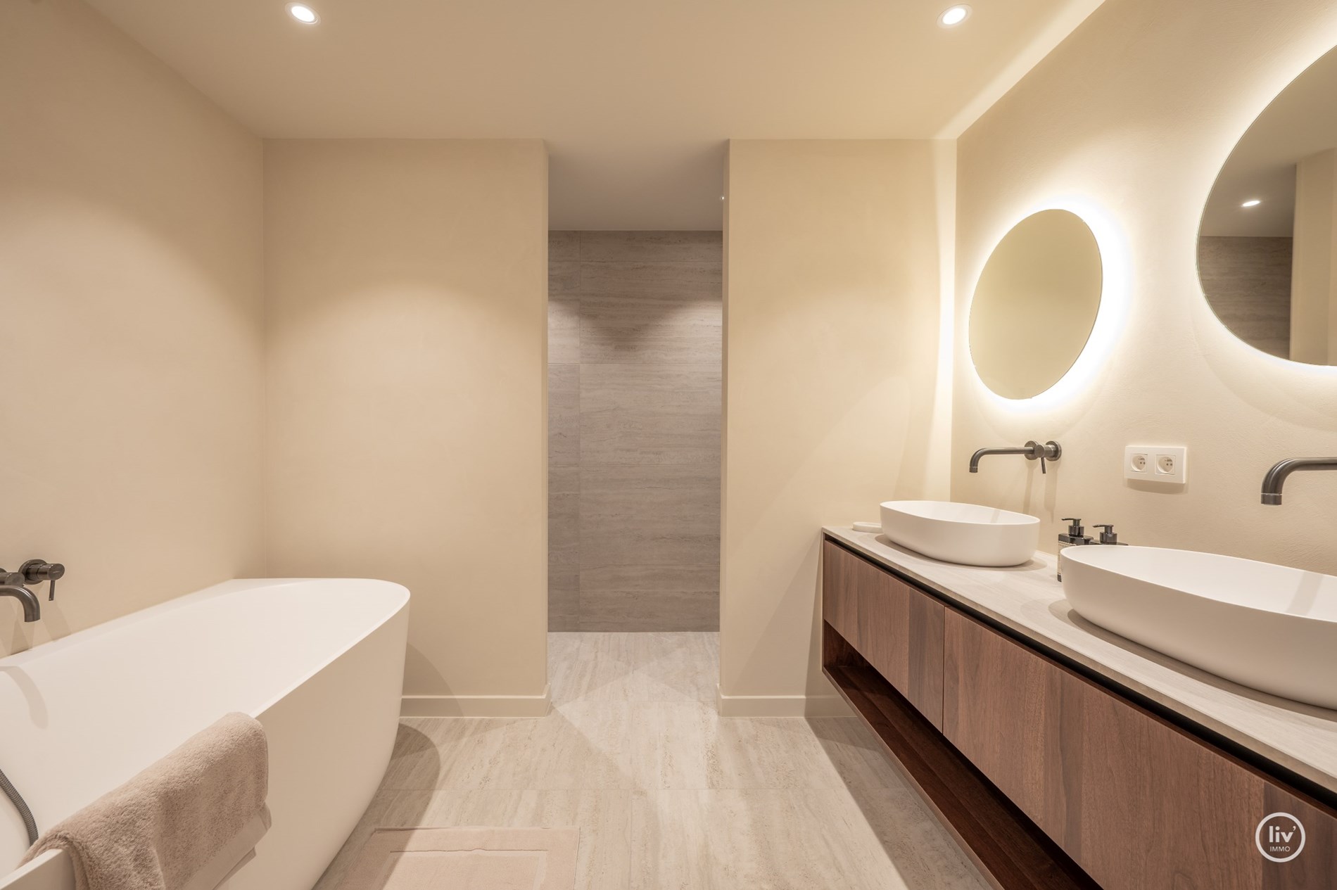 Stijlvol gerenoveerd hoekappartement  (130 m2) met royale gevelbreedte en zuidgerichte terras. 