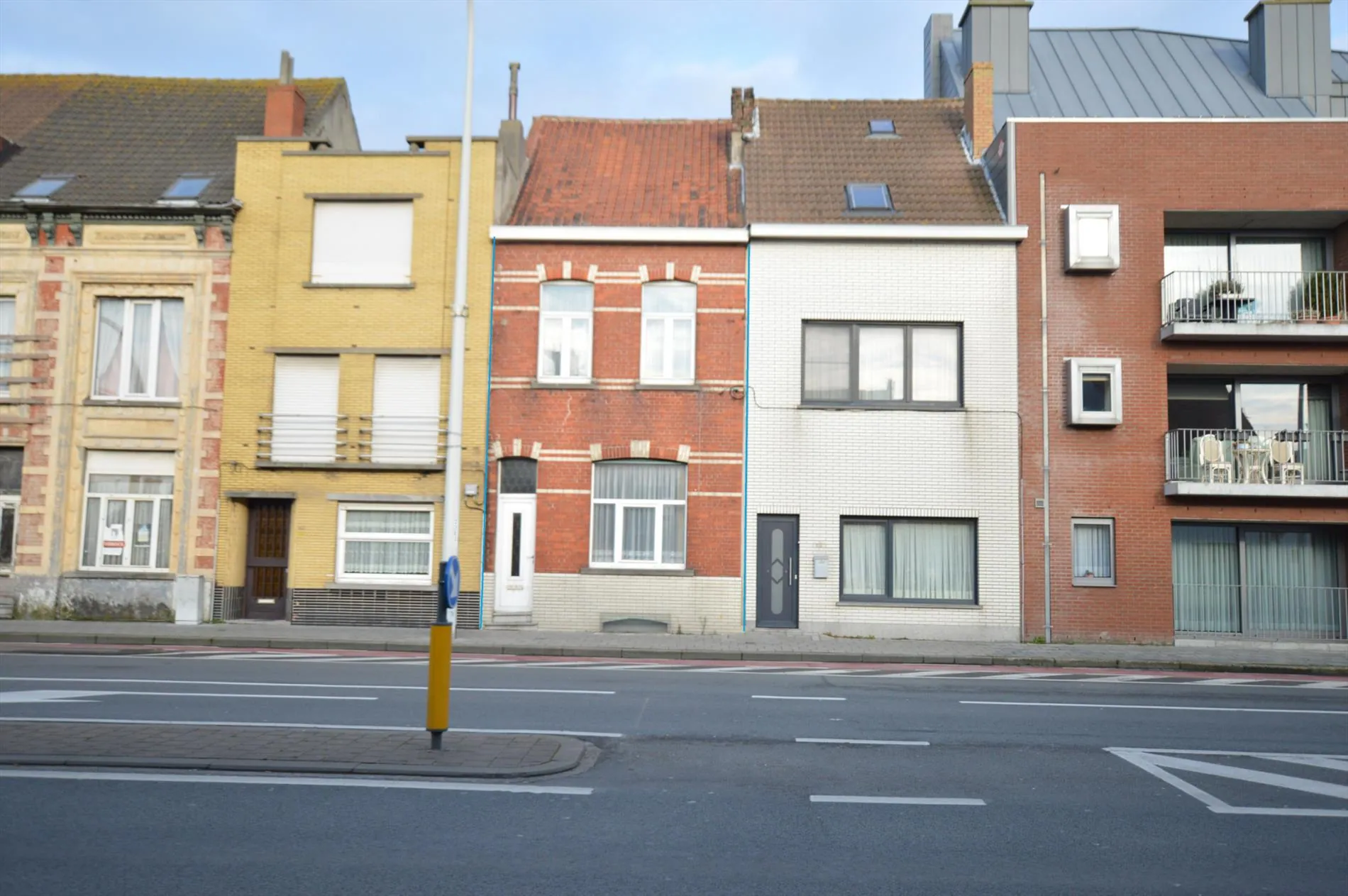 Te renoveren woning vlakbij centrum en zee en het vernieuwde station te Blankenberge