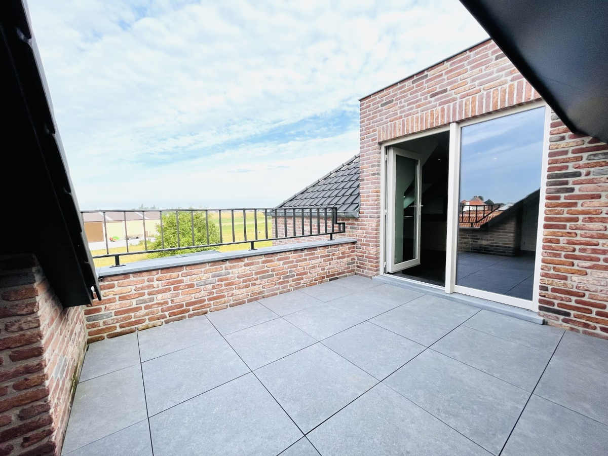 INSTAPKLAAR NIEUWBOUW DAKAPPARTEMENT MET TERRAS EN CARPORT 