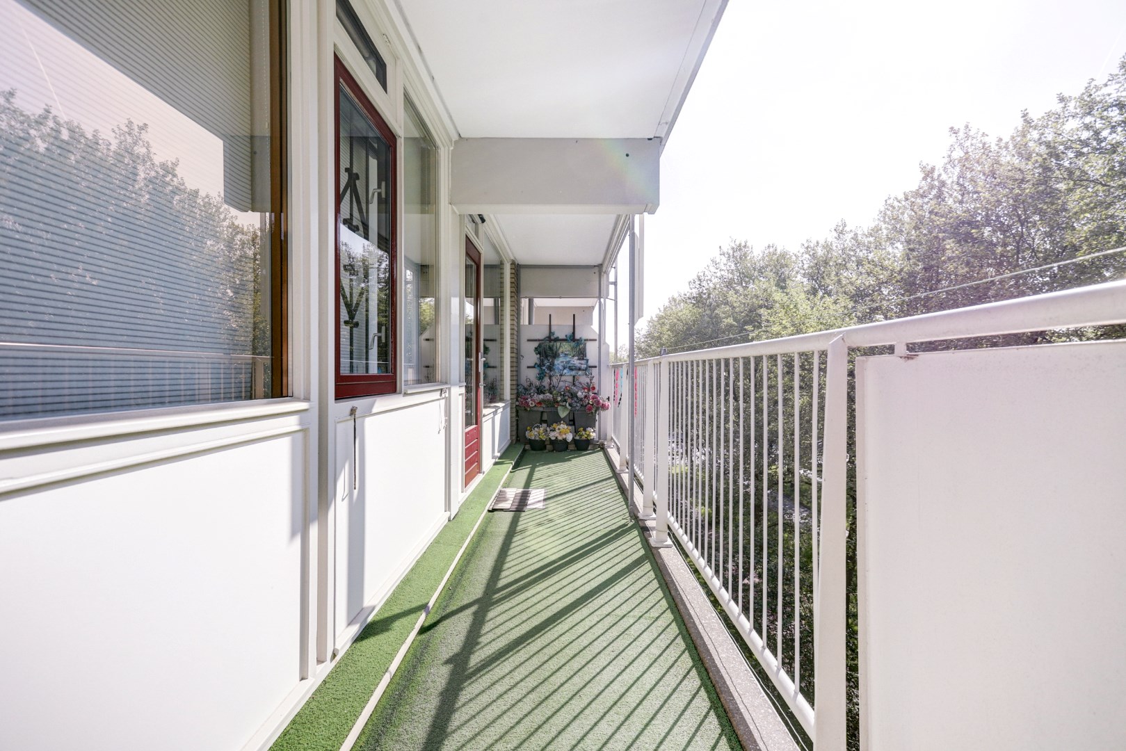 Licht 3 (voorheen 4) kamer appartement op de vijfde verdieping met woningbreed balkon! 