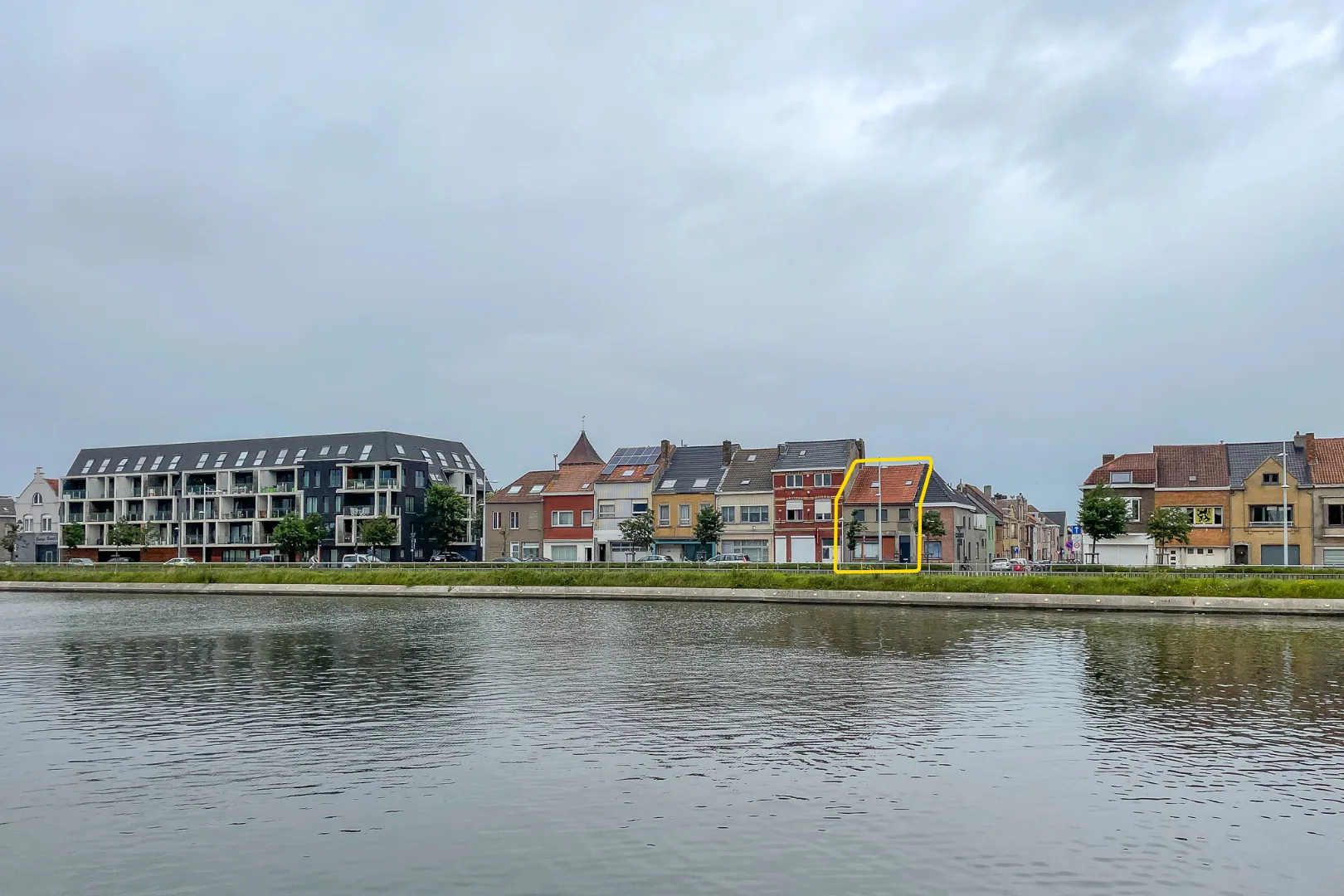 Gesloten woning met 3 slaapkamers te Bredene aan het kanaal Gent-Brugge-Oostende