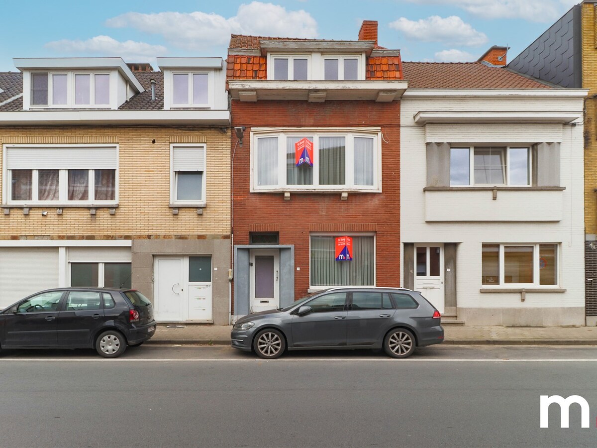 Goed gelegen karaktervolle woning  met uitweg nabij het centrum van Kortrijk ! 