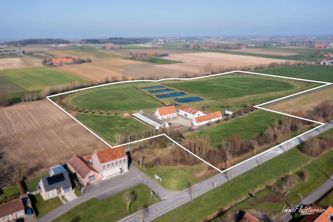 Idyllische en multifunctionele eigendom met stalling, bijgebouwen en renbaan op ca. 7ha 