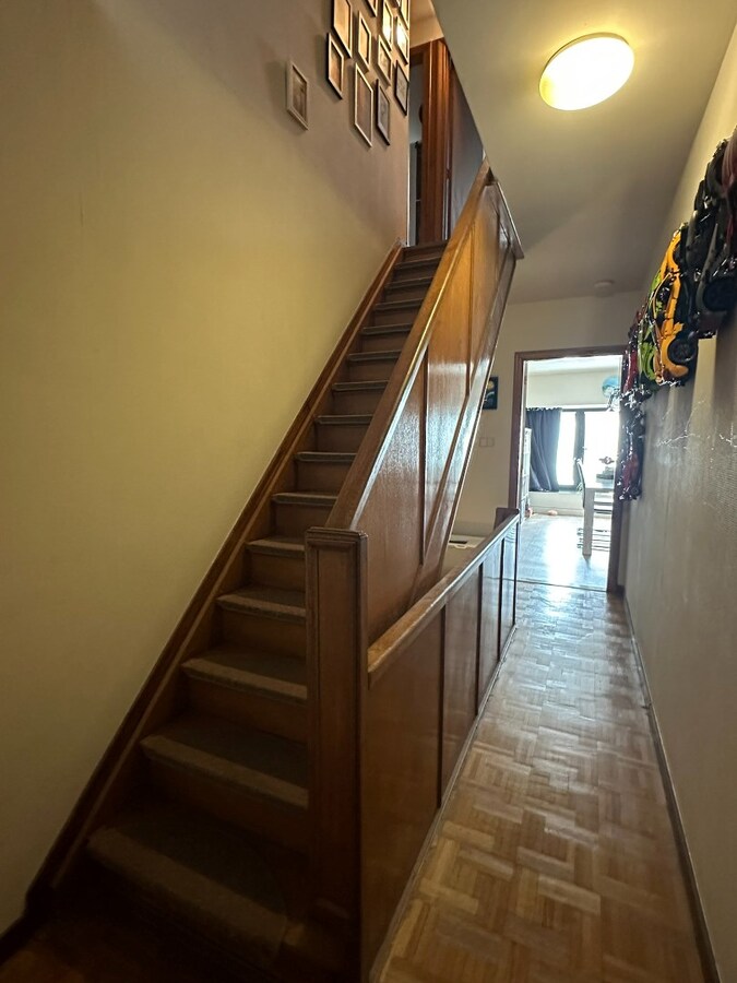 Interessante investeringsopportuniteit in hartje Malle: handelspand + 2 appartementen 