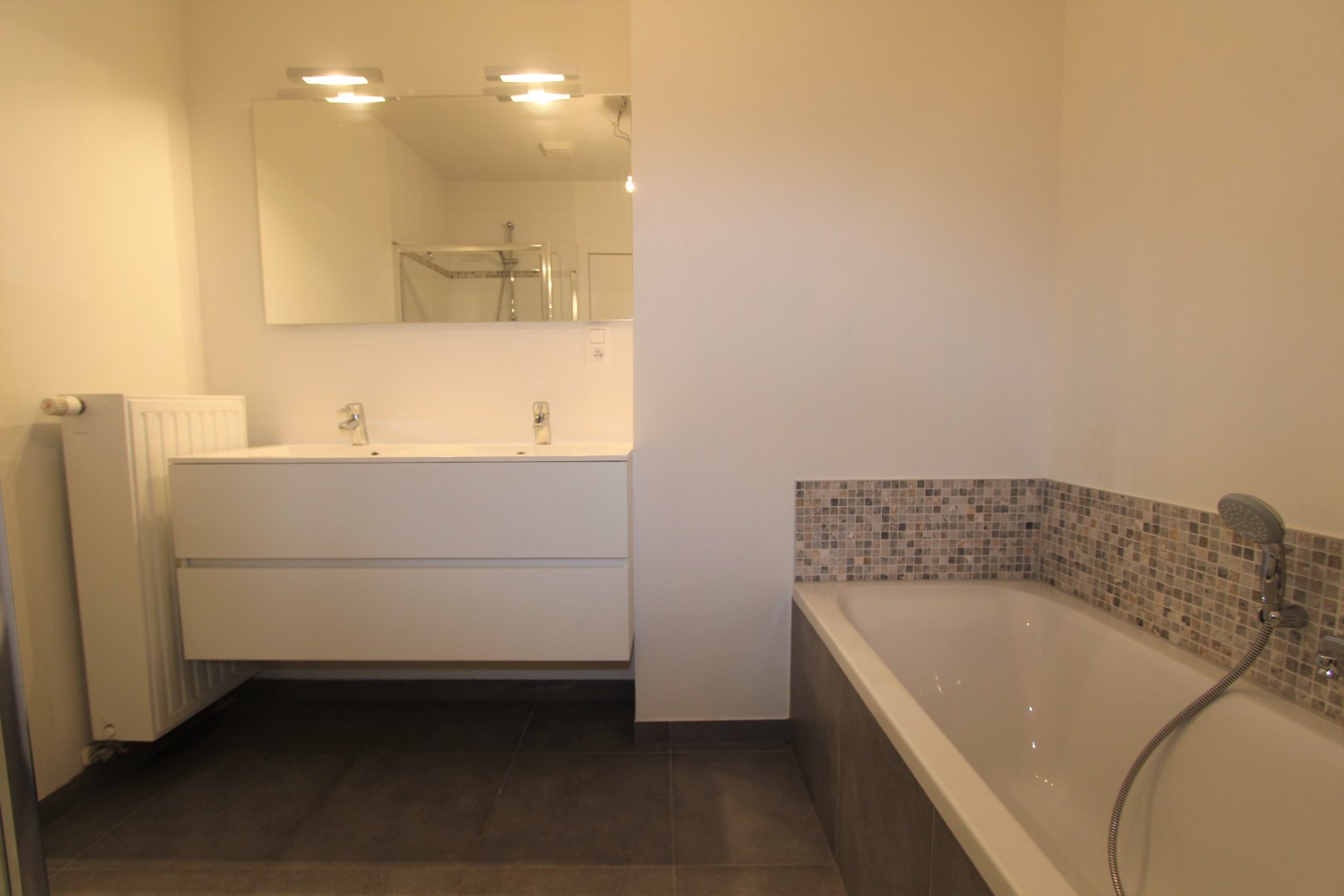 MODERN APPARTEMENT MET 2 TERRASSEN EN GARAGE 