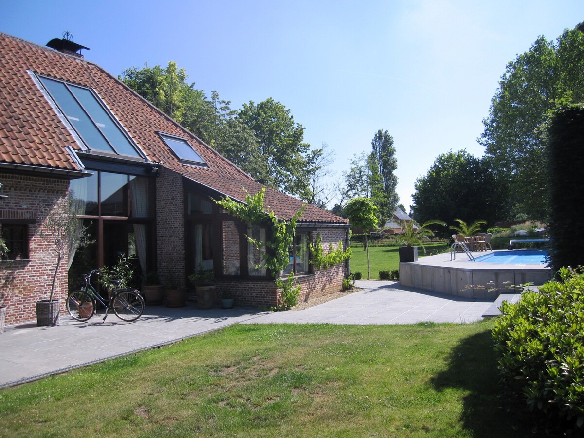 Hoeve met stallen, paddock en zwembad op 6.250m&#178; 