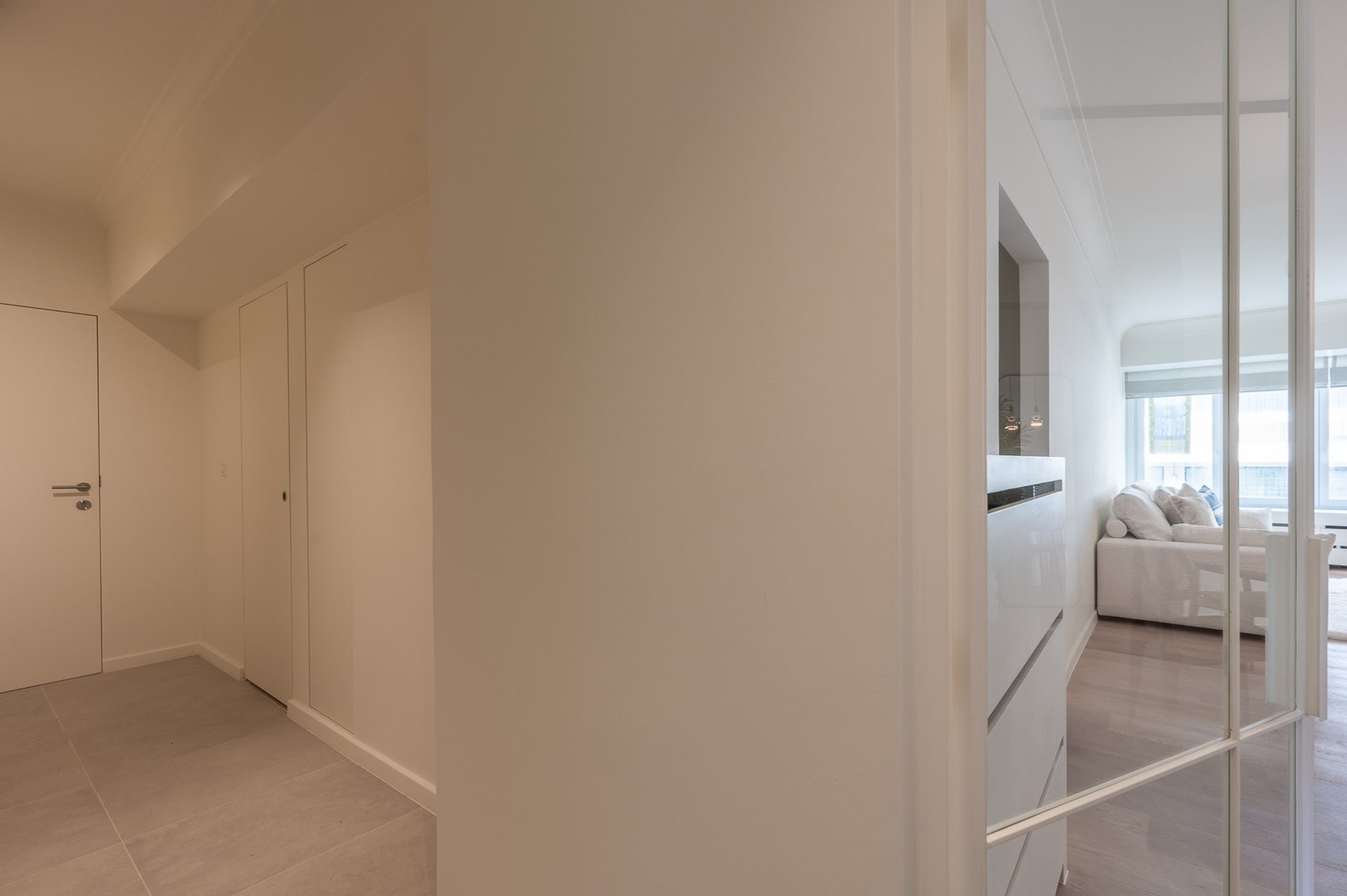 Prachtig gerenoveerd appartement met 2 slaapkamers op een topligging op de Kustlaan vlakbij het Van binnenplein te Knokke. 