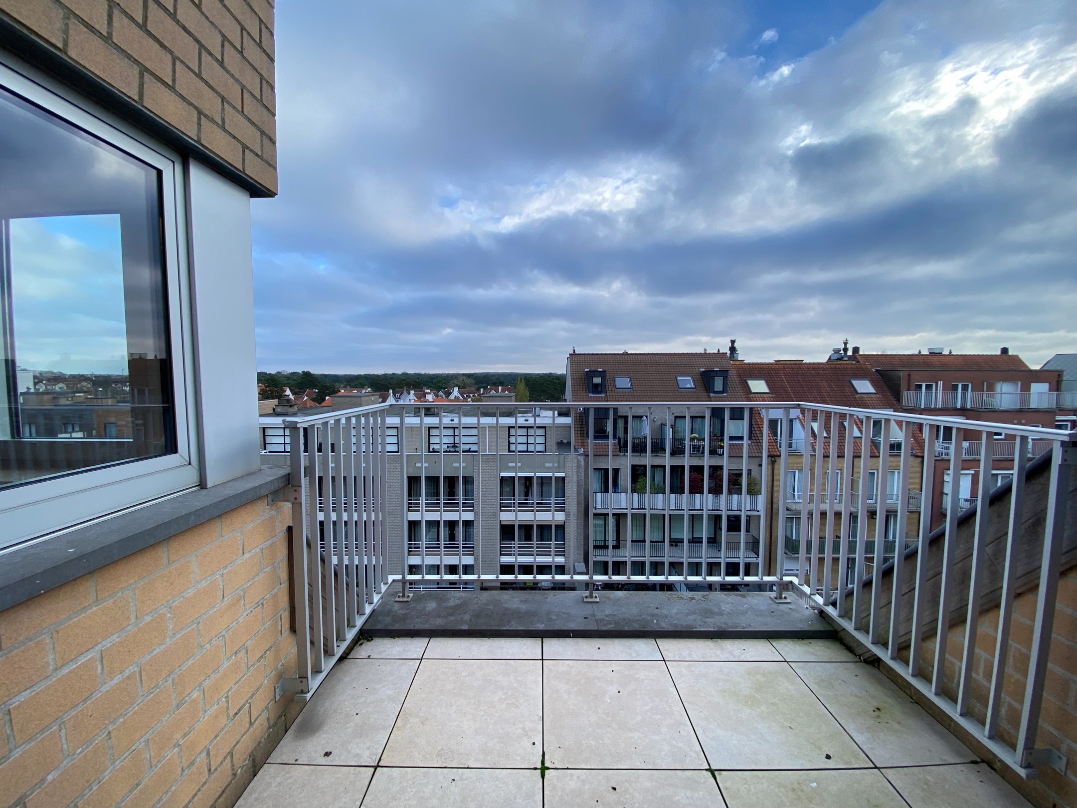 Meubl&#233; - Appartement en duplex avec 3 chambres &#224; coucher compl&#232;tes et deux grandes terrasses orient&#233;es vers le soleil avec des vues d&#233;gag&#233;es, situ&#233; du c&#244;t&#233; ensoleill&#233; de l&#39;avenue Lippens. 