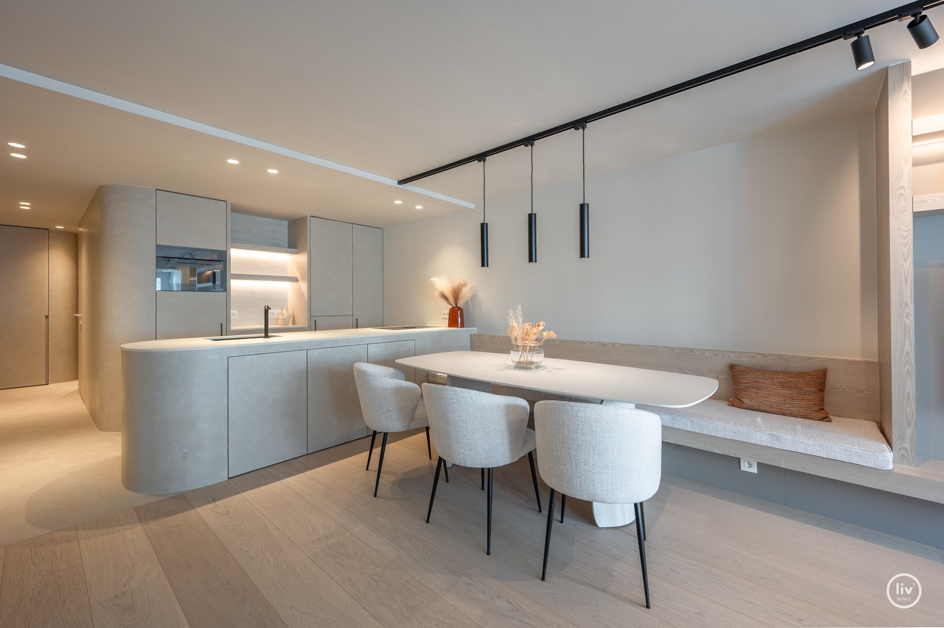 Appartement de 3 chambres r&#233;nov&#233; avec go&#251;t situ&#233; sur la Kustlaan, &#224; proximit&#233; de la place de la Tour de Lumi&#232;re et de la place du Triangle &#224; Knokke. 