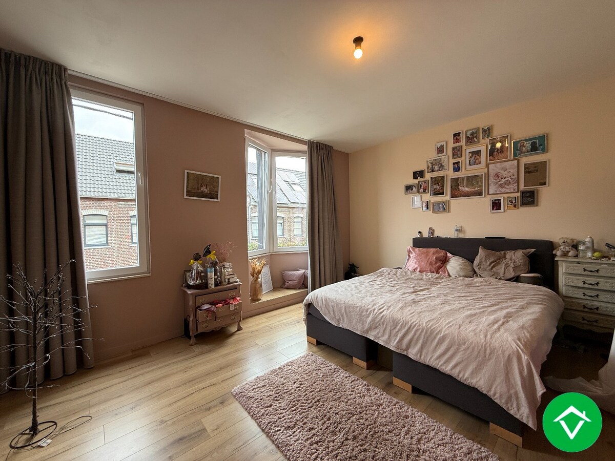 Prachtig gerenoveerde rijwoning nabij het centrum met 3 slaapkamers, tuin en garage te Roeselare 