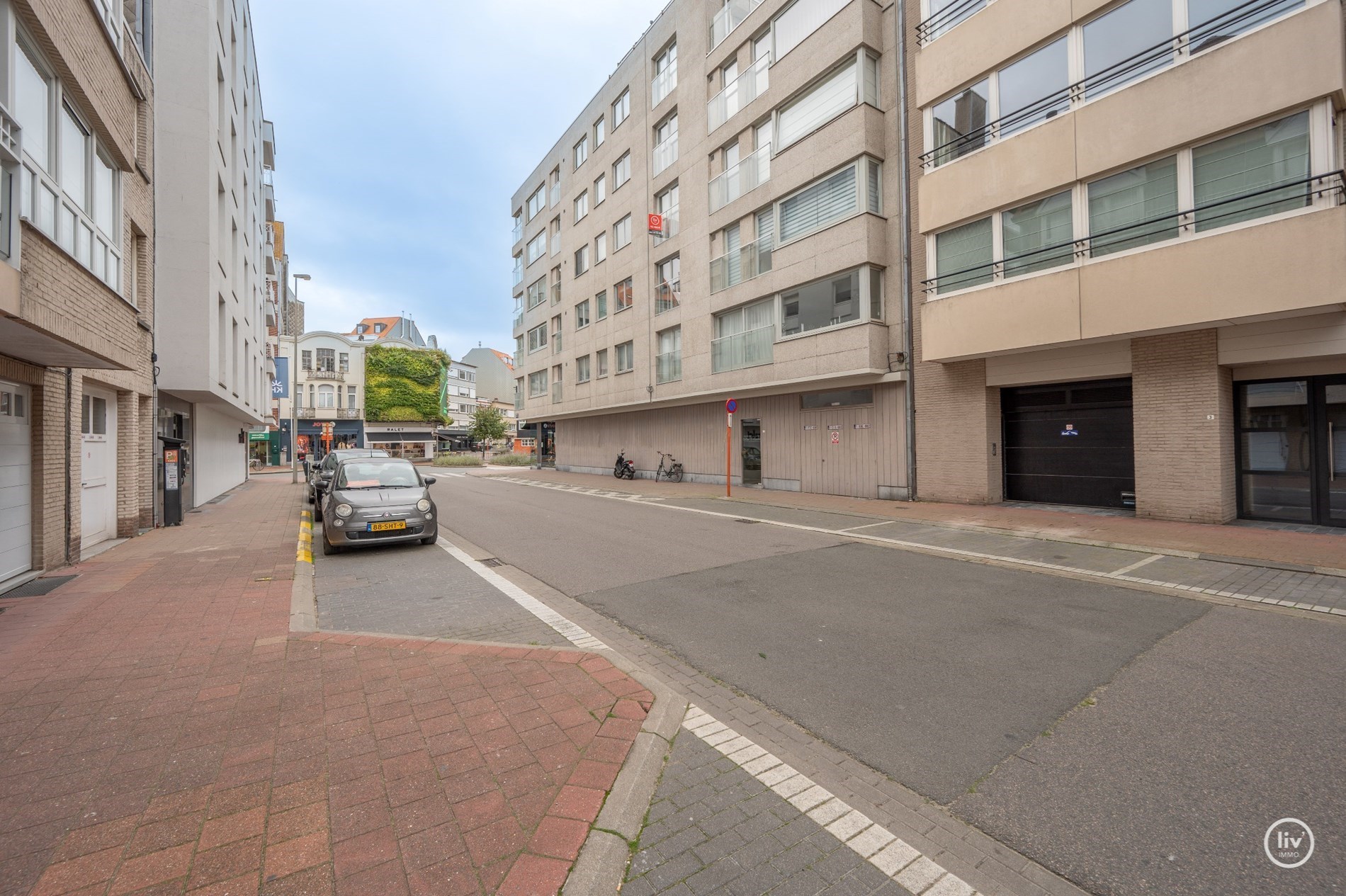 Gemeubeld- Modern gerenoveerd 1 slaapkamer appartement gelegen in de centrum van Knokke. 