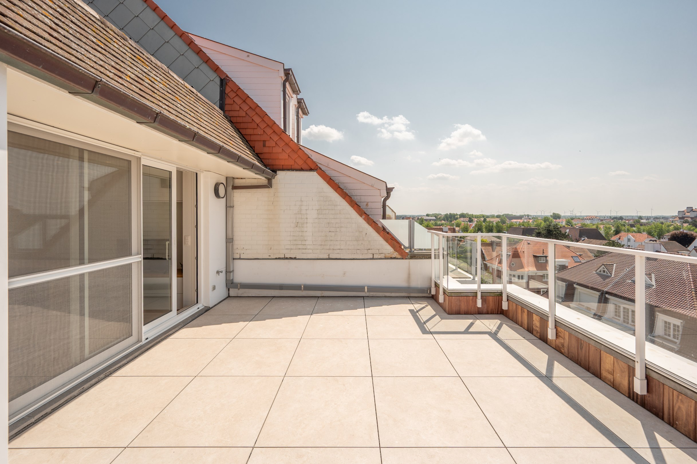 Prachtig instapklaar duplex-appartement met zonnige terrassen genietend van een open zicht en tevens zeezicht (Mogelijkheid tot aankoop van een inpandige garagebox). 