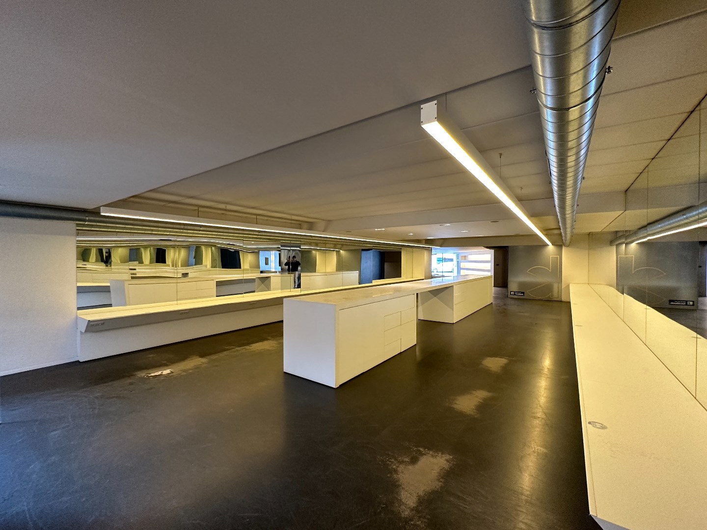 Winkel - kantoor - handelsruimte, instapklaar, (300 m&#178;), met parking, Torhout 