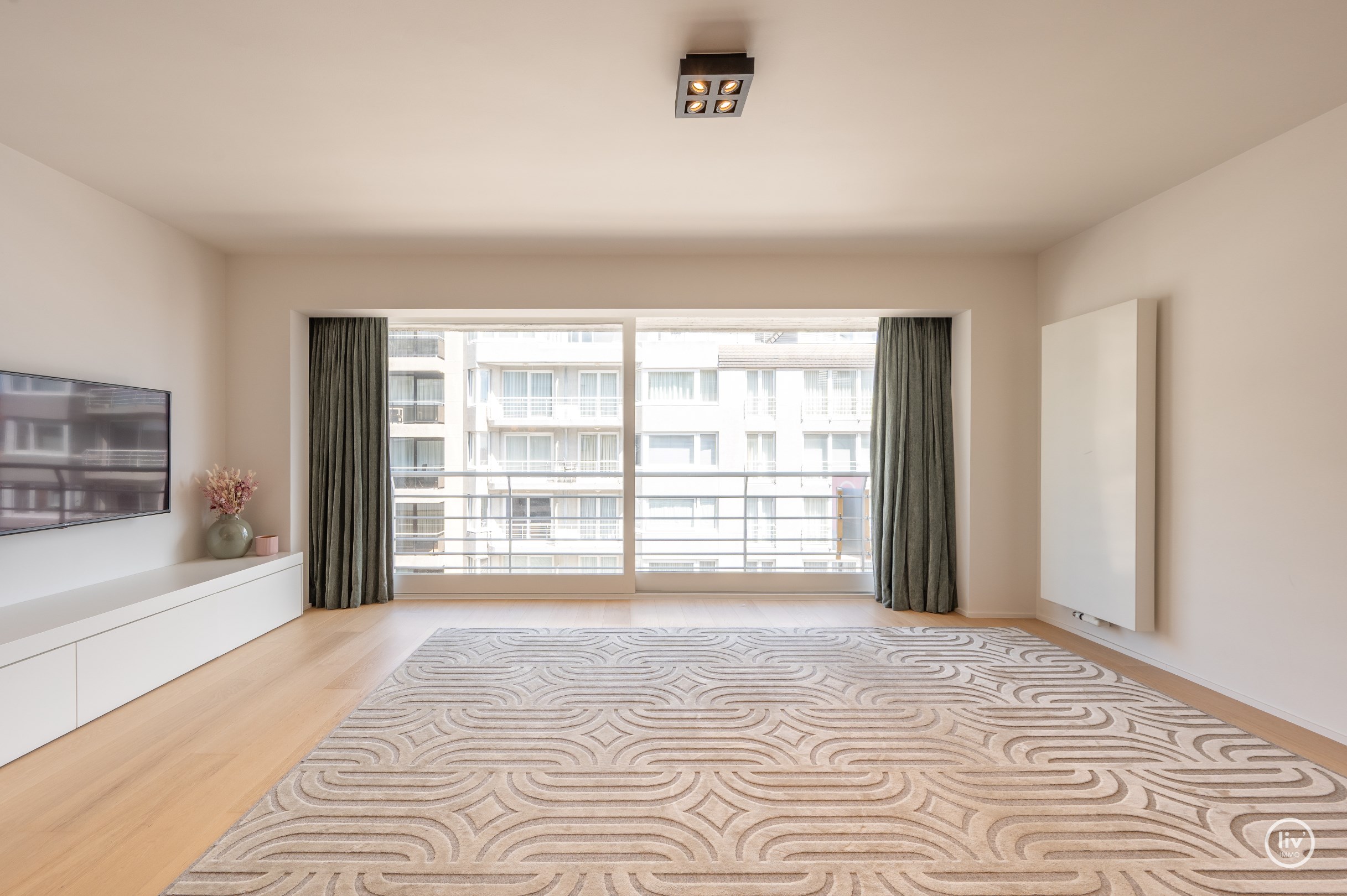 Recent vernieuwd en stijlvol afgewerkt appartement met drie slaapkamers, gelegen op een topligging met zijdelings zeezicht. 