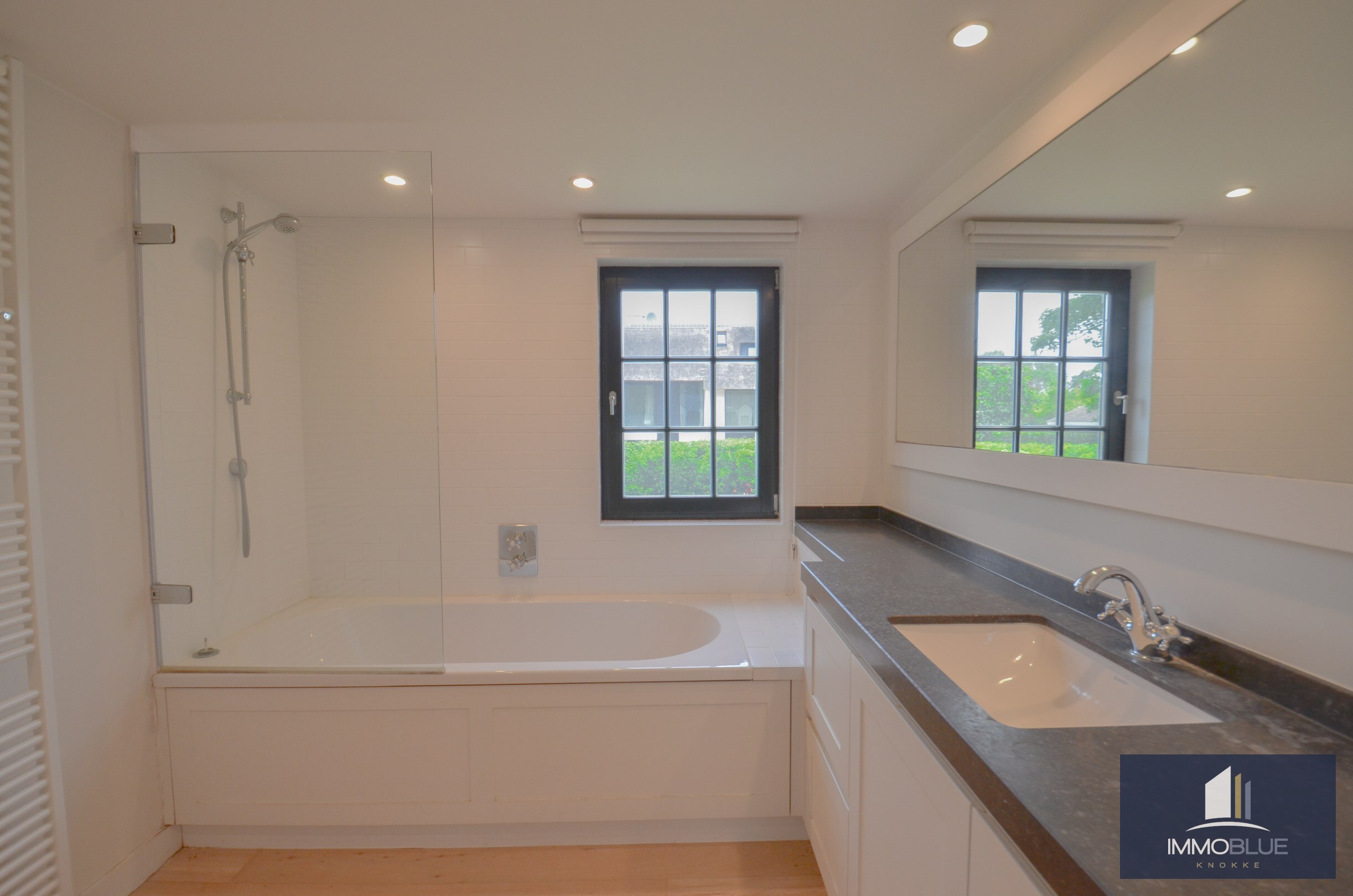 Villa exclusive, situ&#233;e au calme sur un terrain de 1.628 m&#178;, &#224; proximit&#233; du Royal Zoute Tennis Club. 