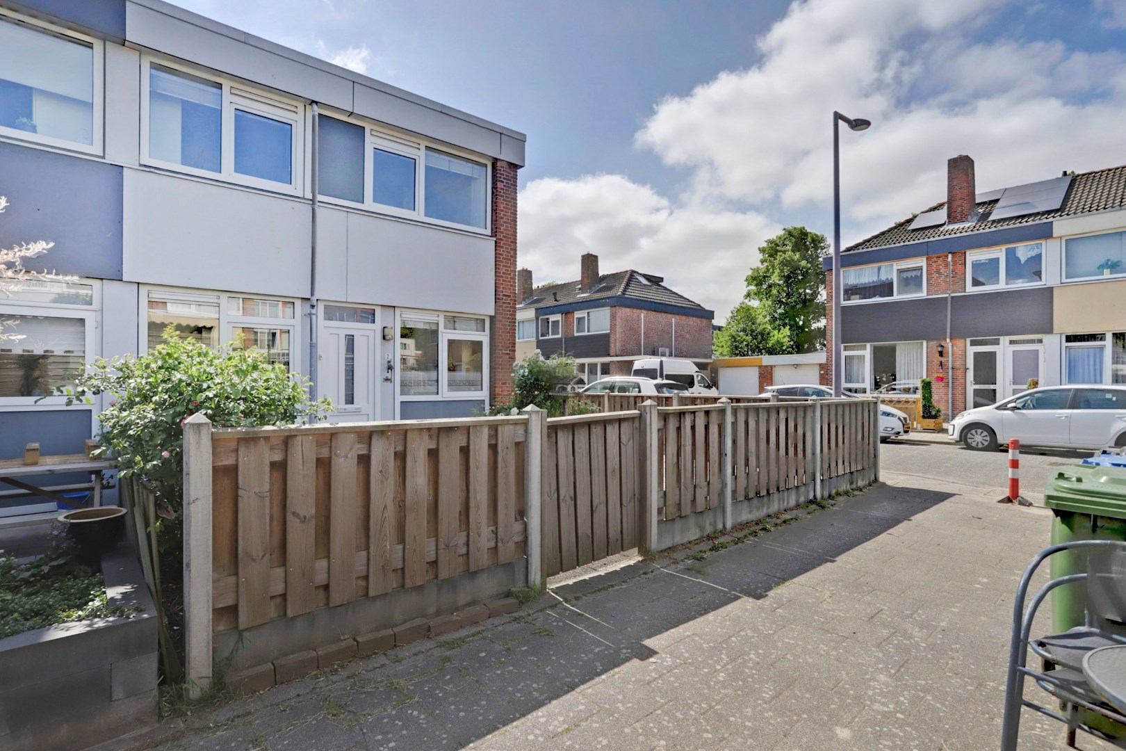 Leuke starters hoekwoning op 206 m&#178; eigen grond met 4- (voorheen 5) kamers, kunststof kozijnen en zonnige brede tuin! 