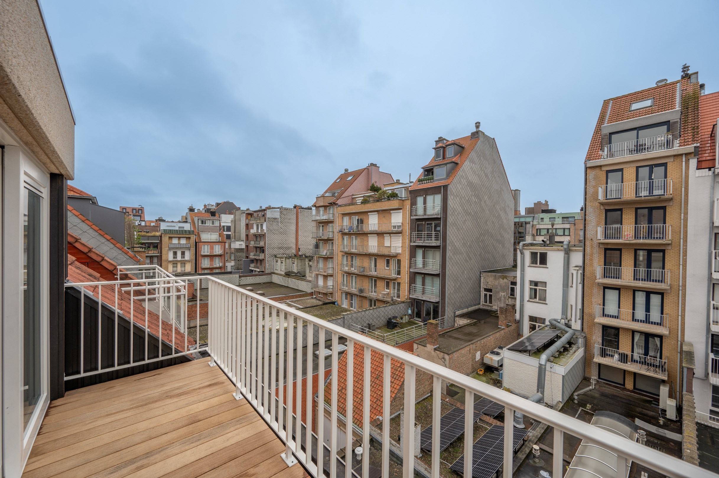 Prachtig gerenoveerd appartement gelegen in de Piers de raveschootlaan met een prachtig open zicht over de villas. Kleinschallig gebouw. 