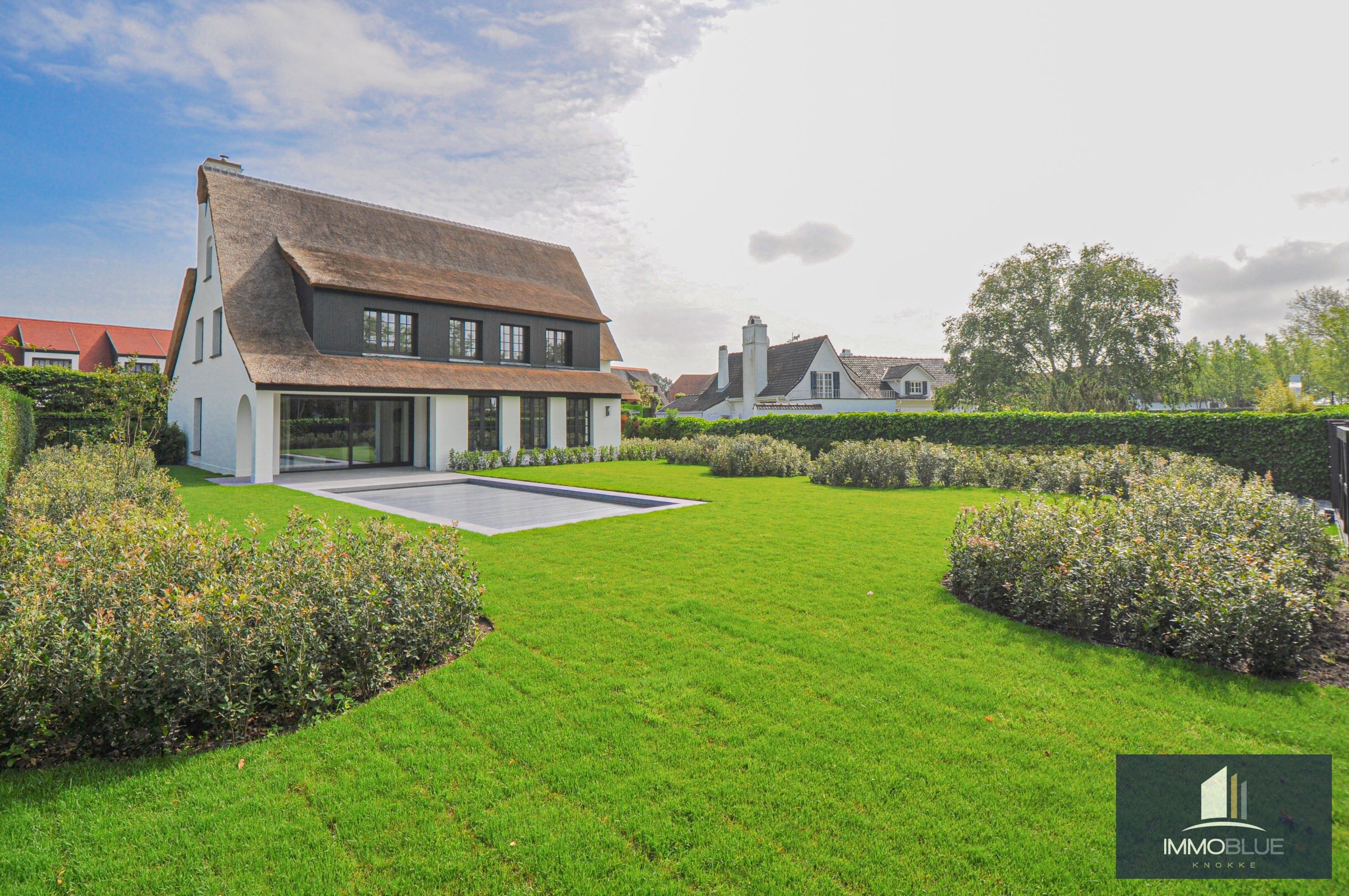 Volledig gerenoveerde villa rustig gelegen op de rand van het Zoute. 