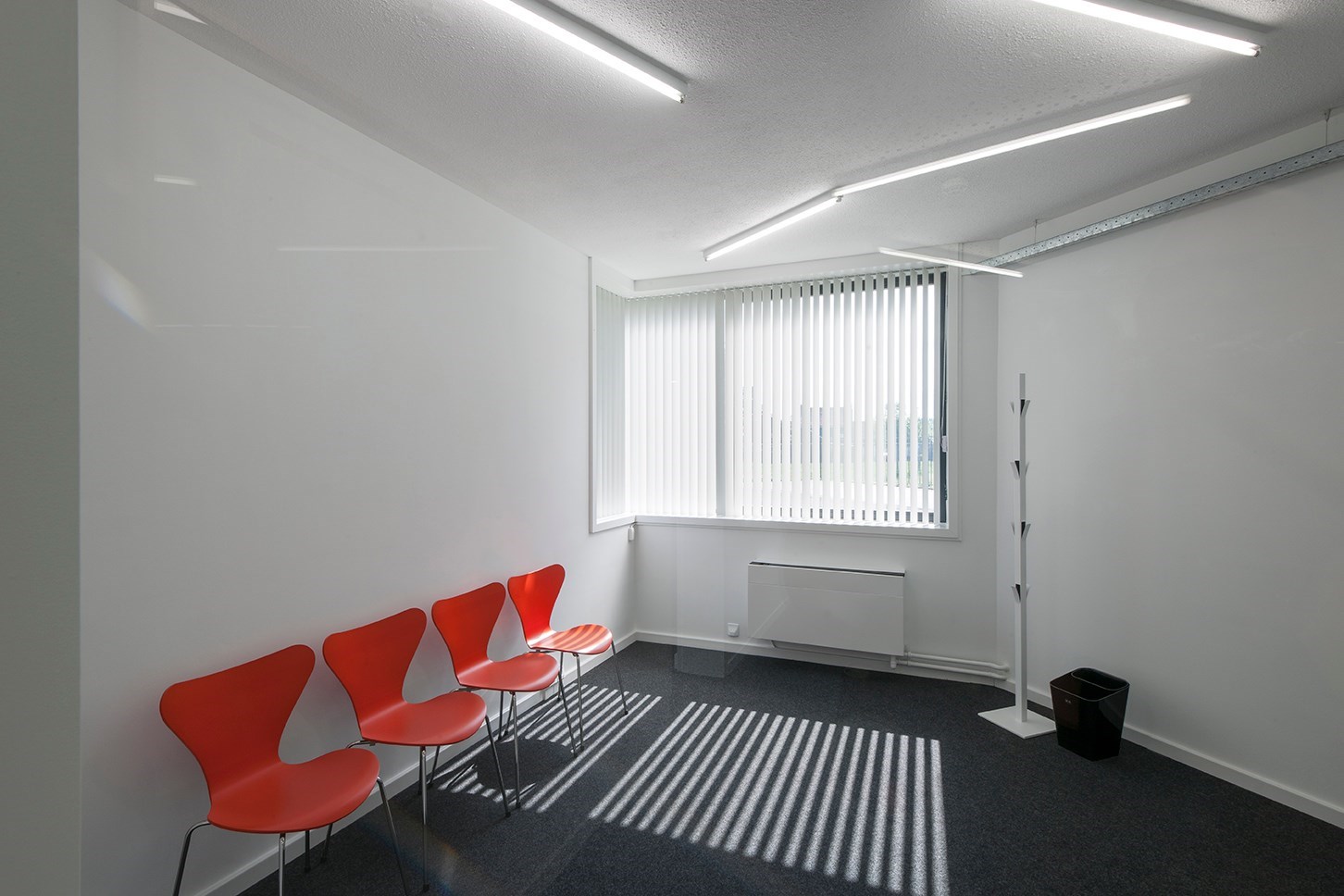 Instapklare kantoorruimte  (32 m&#178;) met parking en alle faciliteiten inclusief, Torhout. 