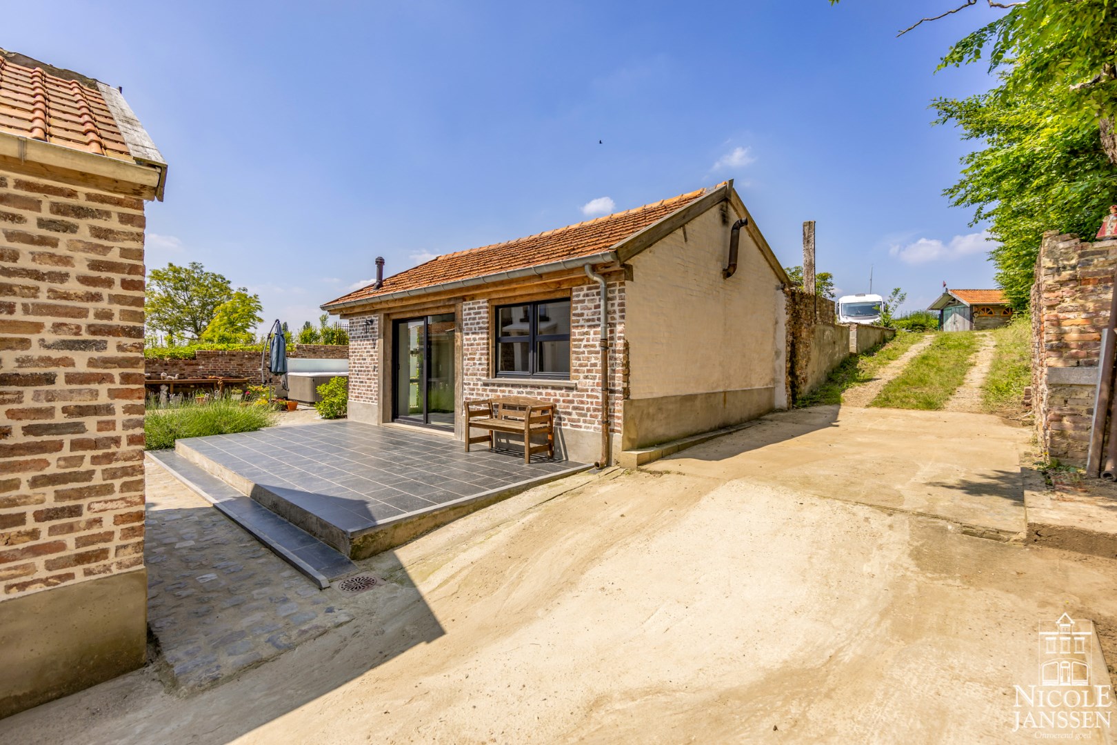 Achter het hoofdgebouw is een vakantiewoning